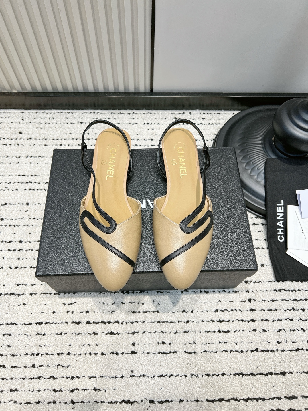 NO:884624,G081 CHANE* pointed toe back sandals for women, wavy lines, thin straps, flat toe cap, slingback shoes, minimalist aesthetics | CHANEL wavy back sandals, smooth black wavy lines and milky white leather surface, full of high-end feel, thin back strap toe flat bottom, slimming and long legs, soft and waxy lambskin, comfortable and good-looking, not picky about skin or outfit, versatile shoes for spring and summer  A perfect pair for commuting and dating, low-key and elegant, size 35-39 (custom-made 40.41 non-returnable), sandals, chanel, sandals, sheepskin19860909G081 CHANE*尖头后空凉鞋女 波浪线条细带平底包头 slingback单鞋 极简美学｜CHANEL波浪后空凉鞋封神 流畅黑波浪线条撞奶白皮面,高级感拉满 细后绊带包头平底,显瘦显腿长 软糯小羊皮,舒适与颜值兼得 不挑皮不挑穿搭,春夏百搭万能单鞋 通勤约会一双搞定,低调显贵不撞款 ■size35-39（40.41定做不退换）,凉鞋,chanel,sandals,sheepskin,Women's Shoes