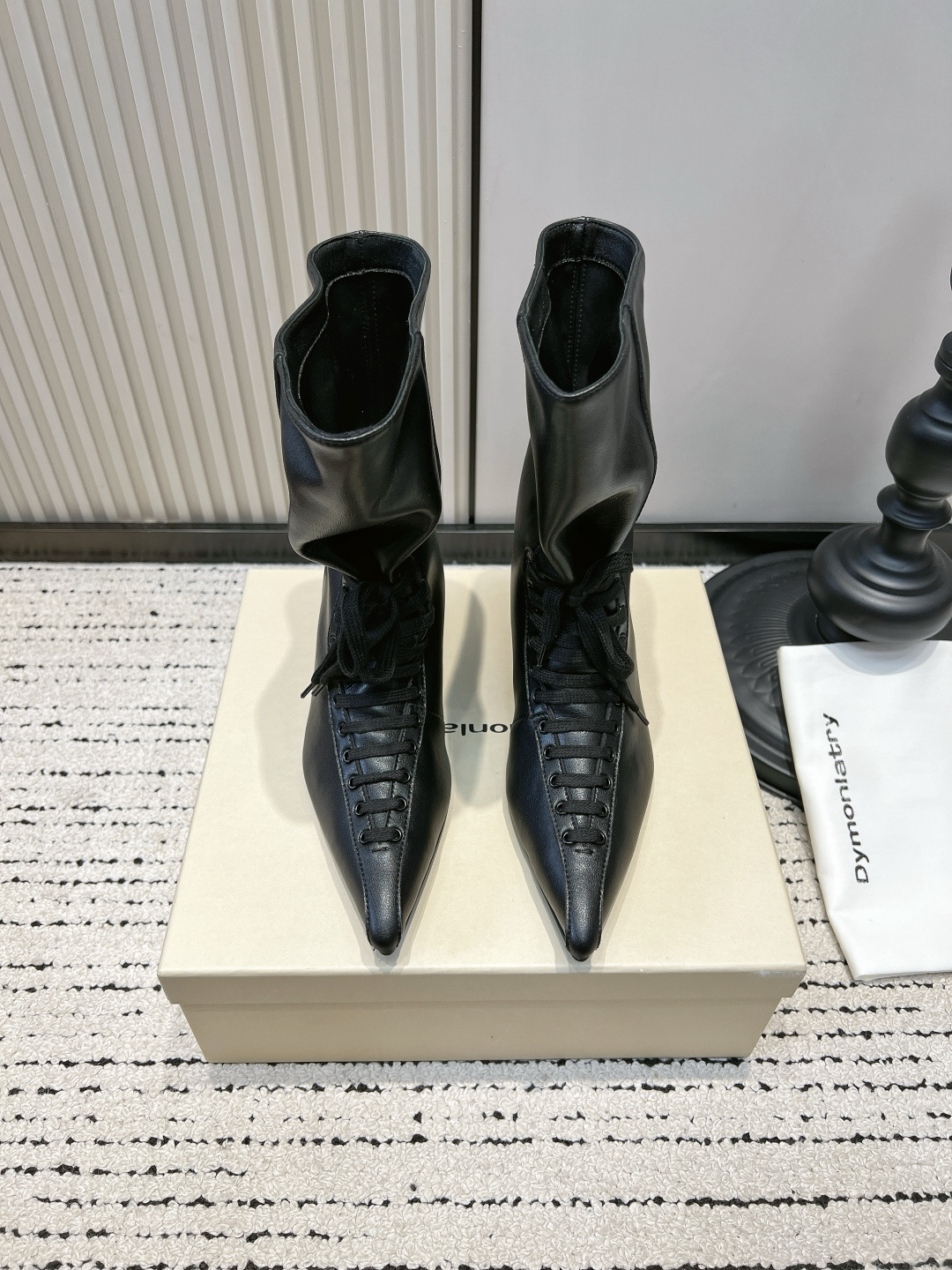 NO:887541,G199 Dymonlatry niche trendy brand 26ss early autumn new style pointed toe short boots witch boots Shu Qi's same 26 autumn and winter 'Arcana' series witch boots, fashionable pointed toe shape and loose wide-tube design, presenting multiple matching inspirations for skirts and trousers, Victoria shoelace design, showing a classic temperament, soft and casual palm card color sheep suede leather, bringing fashionable dressing inspiration to autumn and winter, exquisite kitten heel, completely ready to go wild  The upper is made of original imported cowhide/cow suede, the lining is sheepskin, the heel height is 3.5cm, the size is 35-39 (40 orders are not returnable), boots, boots, skirts, cowhide, sheepskin19860909G199 Dymonlatry 小众潮牌 26ss早秋新款 尖头 短靴 女巫靴 舒淇同款26秋冬“Arcana”系列女巫靴,时装感尖头造型与松弛感宽筒设计,呈现裙装与裤装多重搭配灵感,维多利亚鞋带设计,呈现古典气质,柔软随性的棕榈卡色羊反绒皮,给秋冬带来时髦穿搭灵感,精致小猫跟,完全可暴走 鞋面采用原版进口牛皮/牛反绒 内里垫脚羊皮 跟高3.5cm 尺码35-39（40订做不退换）,靴子,boots,skirts,cowhide,sheepskin,Women's Shoes