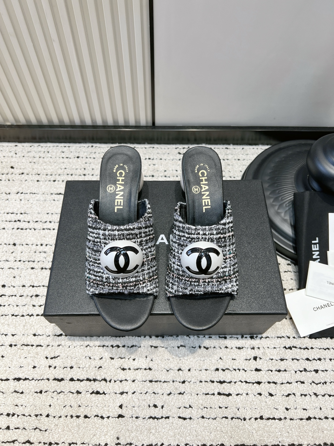 NO:887530,G081 Chanel Xiaoxiang 26ss Spring and Summer Series Large Pearl Heel Slippers Very popular large double C design, unique pearl large buckle, very time-consuming and labor-intensive, the retro classic rich C flavor will be passed down forever!  The fabric is made of original imported sheepskin/small fragrance. The lining is sheepskin. The heel height is 5.5cm. The outsole is made of original customized Italian leather outsole. Size35-39 (40.41 custom-made, non-refundable), high heels and slippers, chanel, high heels, slippers, sheepskin, Leather soles.19860909G081 Chanel 小香 26ss春夏系列 大珍珠跟 拖鞋 非常火的大双C设计,独特的珍珠大扣,非常耗时耗力,复古经典浓郁C味永久流传！ 面料采用原版进口羊皮/小香风 内里垫脚羊皮 跟高5.5cm 大底采用原版定制意大利真皮大底 Size35-39（40.41订做不退换）,高跟鞋拖鞋,chanel,high heels,slippers,sheepskin,Leather soles,Women's Shoes