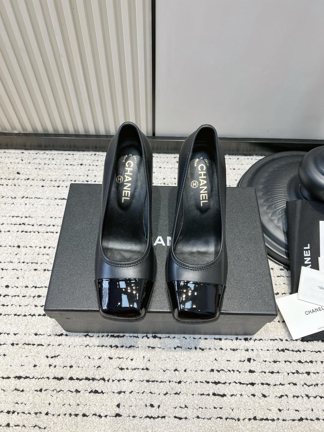 NO:887519,G081 Chanel Xiaoxiang 26ss spring and summer new style classic double C large square toe color block high heels When the show lights of the Grand Palais in Paris focus on the toes, this pair of catwalk style large square toe high heels write classic and innovative fashion notes with a neat posture. The iconic large square toe breaks the traditional shackles and uses stretched lines to outline a modern silhouette. The brand's 110 years of high-definition genes are integrated into daily steps.  Every inch of arc exudes an effortless sense of luxury. The metal double C logo is three-dimensionally embedded in the toe, releasing brand recognition with every step. What is even more amazing is the futuristic heel design. Multi-mirror reflection or transparent quilted arch structure allows functionality and artistry to perfectly coexist, taking into account stable support and visual tension. Every rise and fall resonates with retro and avant-garde, making elegance a self-declaration of walking. The fabric is made of original horse hair/cow leather and the lining is silk sheepskin.  Heel height 9.5cm, original custom-made Italian leather outsole, size 35-39 (40.41 customized, non-returnable), high-heeled shoes, chanel, high heels, cowhide, sheepskin, Leather soles19860909G081 Chanel 小香 26ss春夏新款 经典双C大方头 拼色 高跟鞋 当巴黎大皇宫的秀场灯光聚焦于足尖 这双走秀款大方头高跟鞋便以利落姿态 写下经典与创新的时尚注解 . 标志性大方头打破传统桎梏 以舒展线条勾勒摩登轮廓 将品牌110年来的高定基因融入日常步履 每一寸弧度都透着毫不费力的高级感. 金属双C标志 立体镶嵌于鞋头 随步伐流转间释放品牌辨识度 更令人惊艳的是极具未来感的鞋跟设计 多镜面反射或透明绗缝拱形结构 让功能性与艺术性完美共生 兼顾稳定支撑与视觉张力. 每一步起落都是复古与前卫的共鸣 让优雅成为行走的自我宣言. 面料采用原版马毛/牛皮 内里垫脚丝绸羊皮 跟高9.5cm 鞋底原版定制意大利真皮大底 size35-39（40.41定制不退换）,高跟鞋单鞋,chanel,high heels,cowhide,sheepskin,Leather soles,Women's Shoes