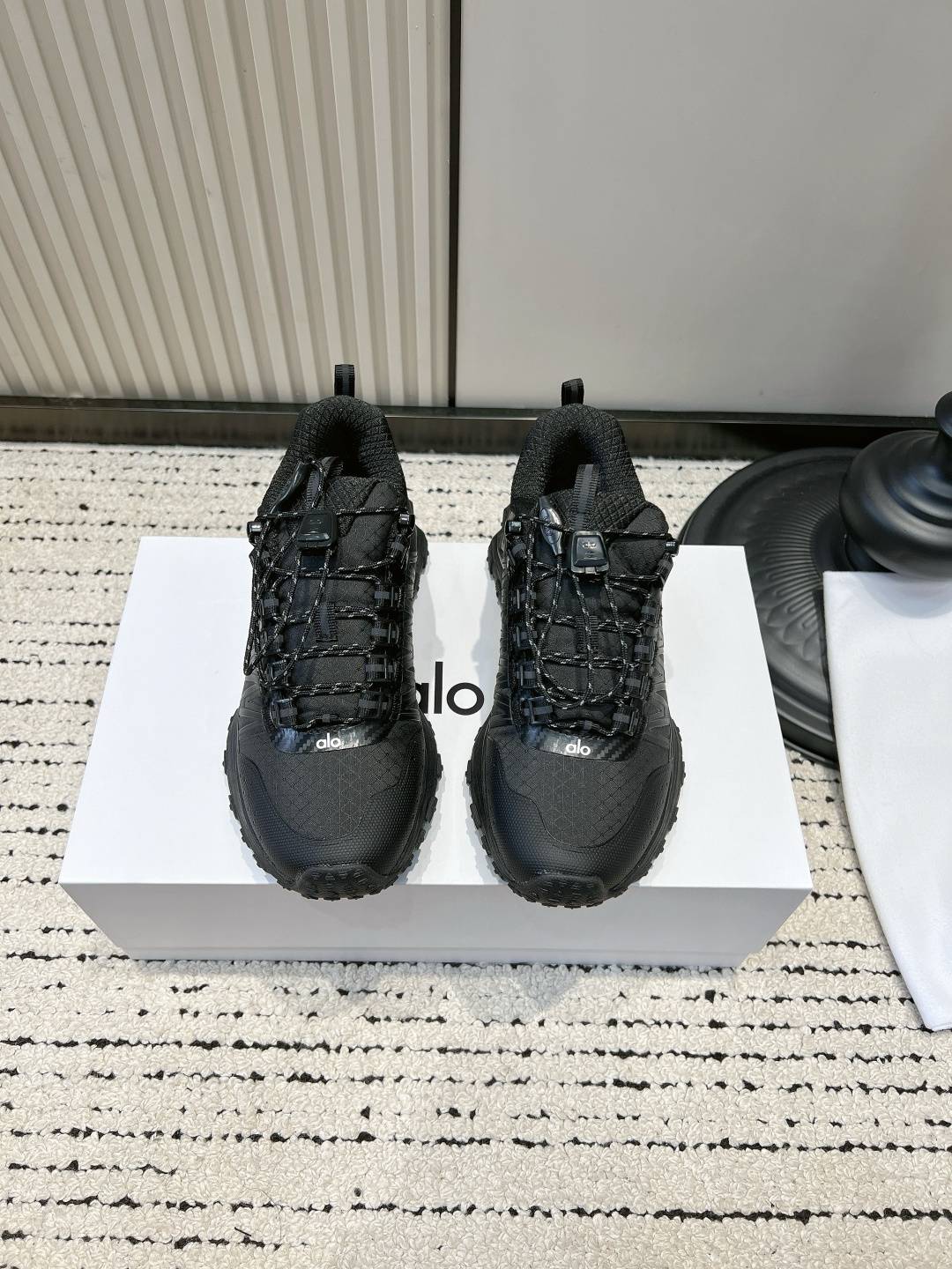 NO:887616,G3518 Alo niche trendy brand 26ss spring and summer new style thick sole couple style casual shoes sports shoes running shoes alo understands girls better than Nike!  Super versatile on the feet!  And super comfortable!  It’s a thick-soled model but not heavy on the feet at all!  Very light!  It looks even better with socks!  And it’s the same model recommended by celebrities~the upper toes are taller and the legs are slimmer!  It’s super suitable for us little girls ~ The overall shoe also has a classic color-blocking and contrasting design with a delicate leather texture on the upper!  !  The material is made of original imported cowhide/breathable mesh, inner foot pads, breathable mesh, outsole IP foam ultra-clear material bottom sheet, rubber non-slip19860909G3518 Alo 小众潮牌 26ss春夏新款 厚底 情侣款 休闲鞋 运动鞋 跑步鞋 alo比耐克更懂女生！上脚超级百搭！而且超级舒适！是厚底款但是上脚一点都不沉重！ 非常轻便！套上袜套搭配更好看！而且还是明星同款推荐～上脚增高显腿细！ 超级适合我们小个子女生～鞋子整体也是经典的拼色撞色设计搭配鞋面细腻的真皮纹路肌理感！！ 材质采用原版进口牛皮/透气网 内里垫脚透气网 大底IP发泡超清料底片橡胶防滑 Size#女35-40（女40订做不退换） #男39-45（男45订做不退换）,休闲鞋/运动鞋,sneakers,cowhide,Women's Shoes