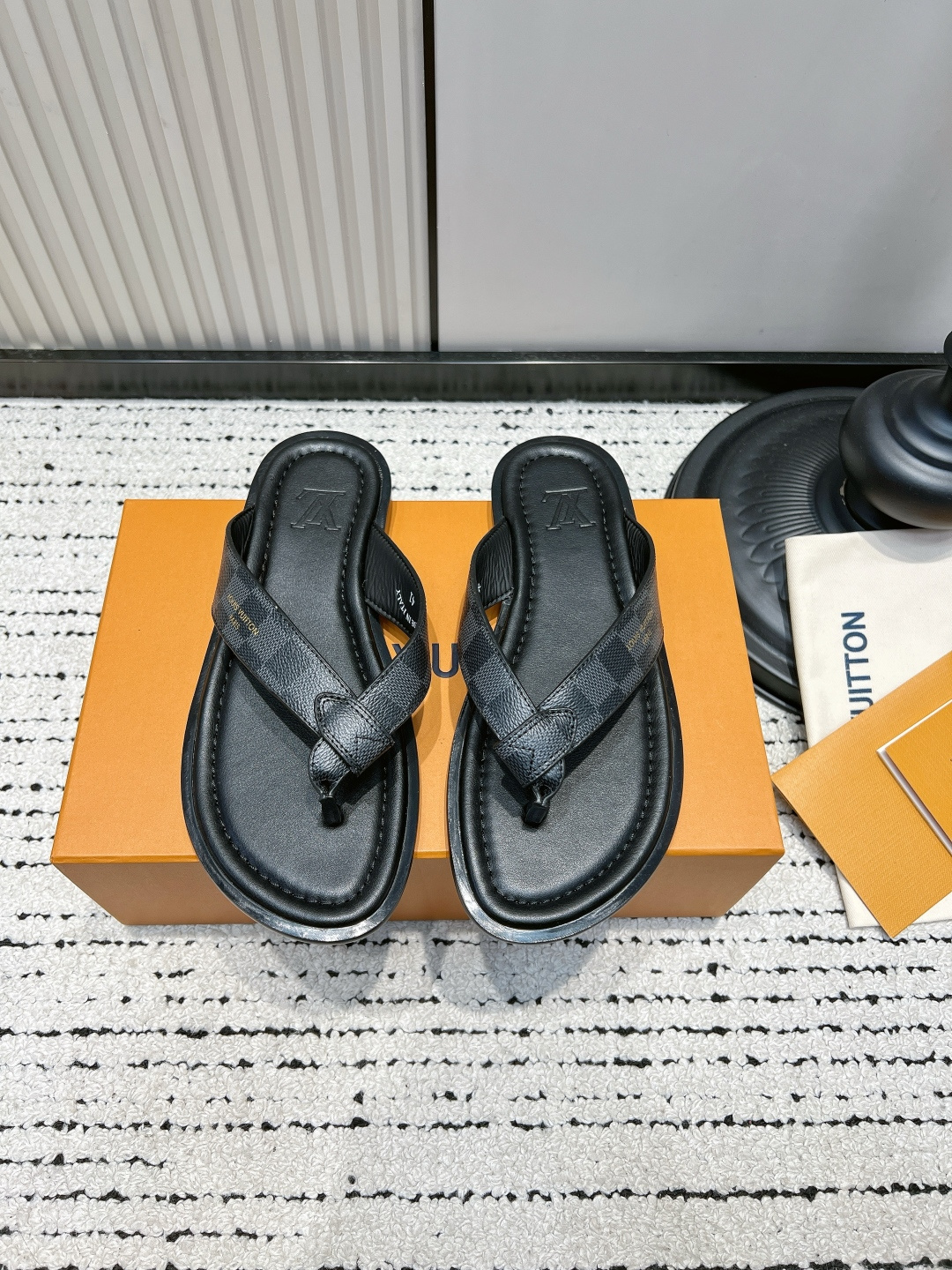 NO:887584,Men's G501 Louis Vuitton Louis Vuitton 26ss spring and summer new style simple flip-flops  Designed for those who pursue low-key texture and comfortable experience, it perfectly integrates the brand's iconic design with daily relaxation. Its design is a balance of classics and simplicity. The eye-catching three-dimensional logo on the upper is self-recognizable and can highlight the brand's texture without unnecessary decoration. The multi-color options cover different wearing scenarios, from basic styles to textured styles. It can be easily adapted to meet all your imagination of summer shoes. The upper is made of original imported cowhide, the inner lining is sheepskin, and the sole is original custom-made non-slip rubber outsole.  size39-44 (38.45.46 size customization is non-refundable), split-toe shoes, louis vuitton, louis vuitton, slippers, cowhide, sheepskin19860909男款 G501 Louis Vuitton 路易威登 26ss春夏新款 简单 人字拖鞋 专为追求低调质感与舒适体验的你打造,把品牌标志性设计与日常松弛感完美融合.它的设计是经典与简约的平衡之作,鞋面上醒目的立体标识自带辨识度,不用多余装饰就能彰显品牌质感.多色选择覆盖不同穿搭场景,从基础款到质感款都能轻松适配,满足你对夏日鞋履的所有想象. 鞋面采用原版进口牛皮 内里垫脚羊皮 鞋底原版定制防滑橡胶大底 size39-44（38.45.46 码定制不退换）,分趾鞋,louis vuitton,louis vuitton,slippers,cowhide,sheepskin,Women's Shoes
