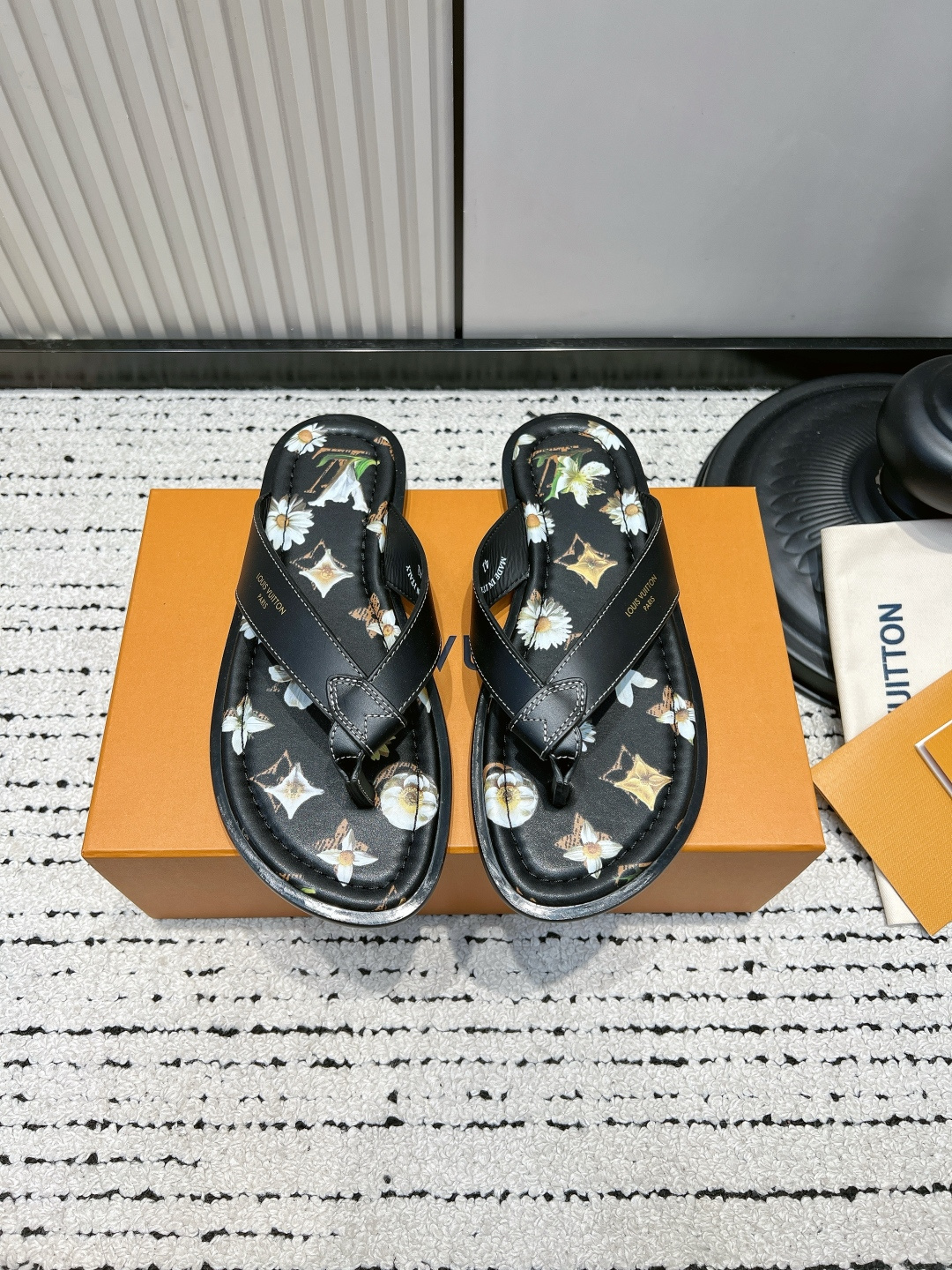 NO:887596,Men's Sanhua G501 Louis Vuitton Louis Vuitton 26ss spring and summer new style simple flip-flops  Designed for those who pursue low-key texture and comfortable experience, it perfectly integrates the brand's iconic design with daily relaxation. Its design is a balance of classics and simplicity. The eye-catching three-dimensional logo on the upper is self-recognizable and can highlight the brand's texture without unnecessary decoration. The multi-color options cover different wearing scenarios, from basic styles to textured styles. It can be easily adapted to meet all your imagination of summer shoes. The upper is made of original imported cowhide, the inner lining is sheepskin, and the sole is original custom-made non-slip rubber outsole.  size39-44 (38.45.46 size customization is non-refundable), split-toe shoes, louis vuitton, louis vuitton, slippers, cowhide, sheepskin19860909男款 三花G501 Louis Vuitton 路易威登 26ss春夏新款 简单 人字拖鞋 专为追求低调质感与舒适体验的你打造,把品牌标志性设计与日常松弛感完美融合.它的设计是经典与简约的平衡之作,鞋面上醒目的立体标识自带辨识度,不用多余装饰就能彰显品牌质感.多色选择覆盖不同穿搭场景,从基础款到质感款都能轻松适配,满足你对夏日鞋履的所有想象. 鞋面采用原版进口牛皮 内里垫脚羊皮 鞋底原版定制防滑橡胶大底 size39-44（38.45.46 码定制不退换）,分趾鞋,louis vuitton,louis vuitton,slippers,cowhide,sheepskin,Women's Shoes