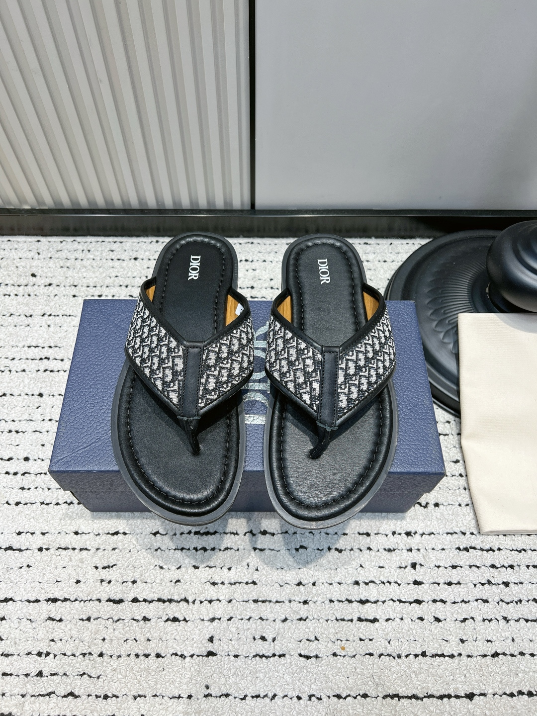 NO:887606,Men's shoes G501 Dior Dior 26ss spring and summer new style presbyopic flip-flops  Lazy shoes with the brand's signature tone, combining classic presbyopia and casual design with a high-end texture. Its design is a balance between classic and simple, the cross-strap shape has neat tension, and the iconic presbyopia fabric is low-key and recognizable. It can show the luxury brand taste without unnecessary decoration. The multi-color options are suitable for different wearing styles, whether it is refreshing and casual or commuting texture, you can easily choose it.  The foot feel experience is both comfortable and textured. The cross-strap design fits the shape of the foot and is matched with a soft lining. It is light on the foot without pressuring the foot, and will not tire the foot after long-term wear. The upper is made of original imported old calico/cowhide, the lining is sheepskin, and the sole is original custom-made anti-slip rubber outsole Size39-45 (38.45.46 custom-made, non-returnable), split-toe shoes, dior, dior, slippers, cowhide, sheepskin19860909男鞋 G501 Dior 迪奥 26ss春夏新款 老花 人字拖鞋 自带品牌标志性格调的懒人鞋款,把经典老花与随性设计玩出了高级质感.它的设计是经典与简约的平衡之作,交叉带造型自带利落张力,标志性老花面料低调又有辨识度,不用多余装饰就能彰显奢牌品味.多色选择适配不同穿搭风格,不管是清爽休闲还是通勤质感,都能轻松拿捏. 脚感体验更是舒适与质感兼顾,贴合脚型的交叉带设计搭配柔软内里,上脚轻盈不压脚,久穿也不会累脚. 鞋面采用原版进口老花布/牛皮 内里垫脚羊皮 鞋底原版定制防滑橡胶大底 Size39-45（38.45.46定做不退换）,分趾鞋,dior,dior,slippers,cowhide,sheepskin,Women's Shoes