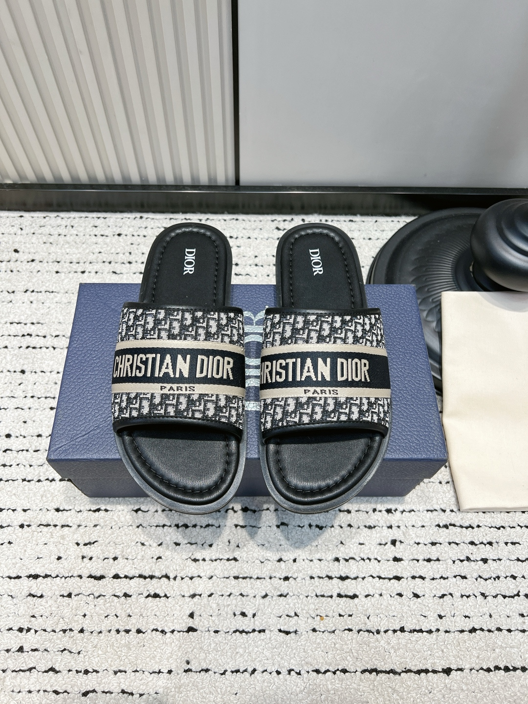 NO:887540,Men's shoes G501 Dior Dior 26ss spring and summer new style presbyopia slippers  Lazy shoes with the brand's signature tone, combining classic presbyopia and casual design with a high-end texture. Its design is a balance between classic and simple, the cross-strap shape has neat tension, and the iconic presbyopia fabric is low-key and recognizable. It can show the luxury brand taste without unnecessary decoration. The multi-color options are suitable for different wearing styles, whether it is refreshing and casual or commuting texture, you can easily choose it.  The foot feel experience is both comfortable and textured. The cross-strap design fits the shape of the foot and is matched with a soft lining. It is light on the foot without pressuring the foot, and will not tire the foot after long-term wear. The upper is made of original imported old calico/cowhide, the lining is sheepskin, and the sole is original custom-made anti-slip rubber outsole Size 39-45 (38.45.46 customized non-returnable), slippers, dior, dior, slippers, cowhide, sheepskin19860909男鞋 G501 Dior 迪奥 26ss春夏新款 老花 一字 拖鞋 自带品牌标志性格调的懒人鞋款,把经典老花与随性设计玩出了高级质感.它的设计是经典与简约的平衡之作,交叉带造型自带利落张力,标志性老花面料低调又有辨识度,不用多余装饰就能彰显奢牌品味.多色选择适配不同穿搭风格,不管是清爽休闲还是通勤质感,都能轻松拿捏. 脚感体验更是舒适与质感兼顾,贴合脚型的交叉带设计搭配柔软内里,上脚轻盈不压脚,久穿也不会累脚. 鞋面采用原版进口老花布/牛皮 内里垫脚羊皮 鞋底原版定制防滑橡胶大底 Size39-45（38.45.46定做不退换）,拖鞋,dior,dior,slippers,cowhide,sheepskin,Women's Shoes