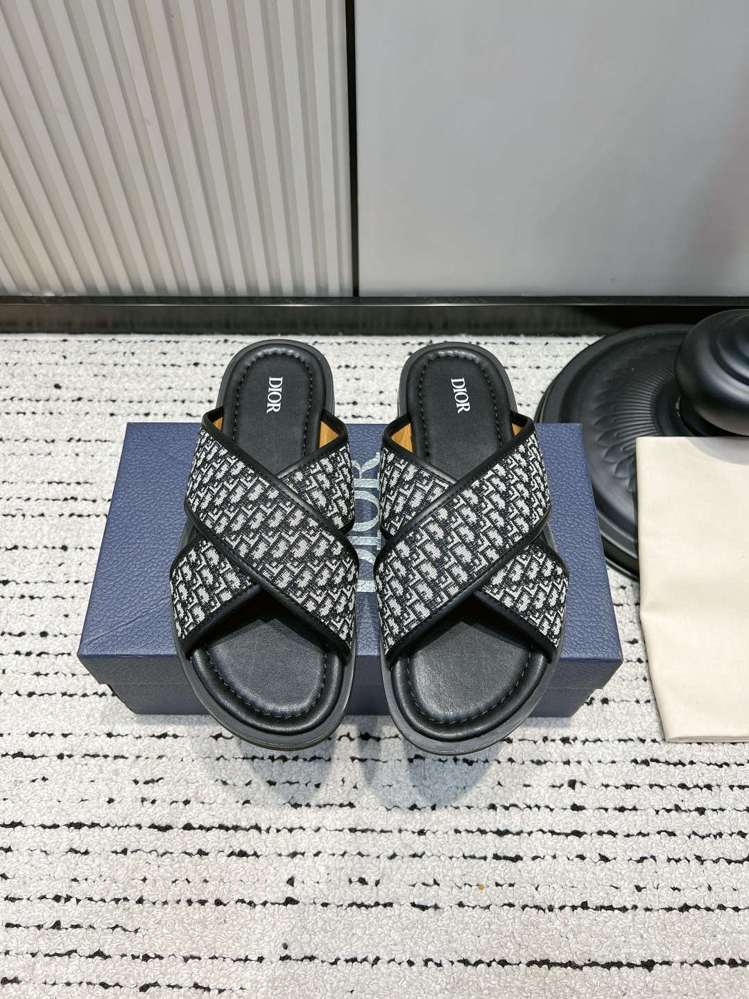 NO:887550,Men's shoes G501 Dior Dior 26ss spring and summer new style presbyopia cross slippers  Lazy shoes with the brand's signature tone, combining classic presbyopia and casual design with a high-end texture. Its design is a balance between classic and simple, the cross-strap shape has neat tension, and the iconic presbyopia fabric is low-key and recognizable. It can show the luxury brand taste without unnecessary decoration. The multi-color options are suitable for different wearing styles, whether it is refreshing and casual or commuting texture, you can easily choose it.  The foot feel experience is both comfortable and textured. The cross-strap design fits the shape of the foot and is matched with a soft lining. It is light on the foot without pressuring the foot, and will not tire the foot after long-term wear. The upper is made of original imported old calico/cowhide, the lining is sheepskin, and the sole is original custom-made anti-slip rubber outsole Size 39-45 (38.45.46 customized non-returnable), slippers, dior, dior, slippers, cowhide, sheepskin19860909男鞋 G501 Dior 迪奥 26ss春夏新款 老花 交叉 拖鞋 自带品牌标志性格调的懒人鞋款,把经典老花与随性设计玩出了高级质感.它的设计是经典与简约的平衡之作,交叉带造型自带利落张力,标志性老花面料低调又有辨识度,不用多余装饰就能彰显奢牌品味.多色选择适配不同穿搭风格,不管是清爽休闲还是通勤质感,都能轻松拿捏. 脚感体验更是舒适与质感兼顾,贴合脚型的交叉带设计搭配柔软内里,上脚轻盈不压脚,久穿也不会累脚. 鞋面采用原版进口老花布/牛皮 内里垫脚羊皮 鞋底原版定制防滑橡胶大底 Size39-45（38.45.46定做不退换）,拖鞋,dior,dior,slippers,cowhide,sheepskin,Women's Shoes