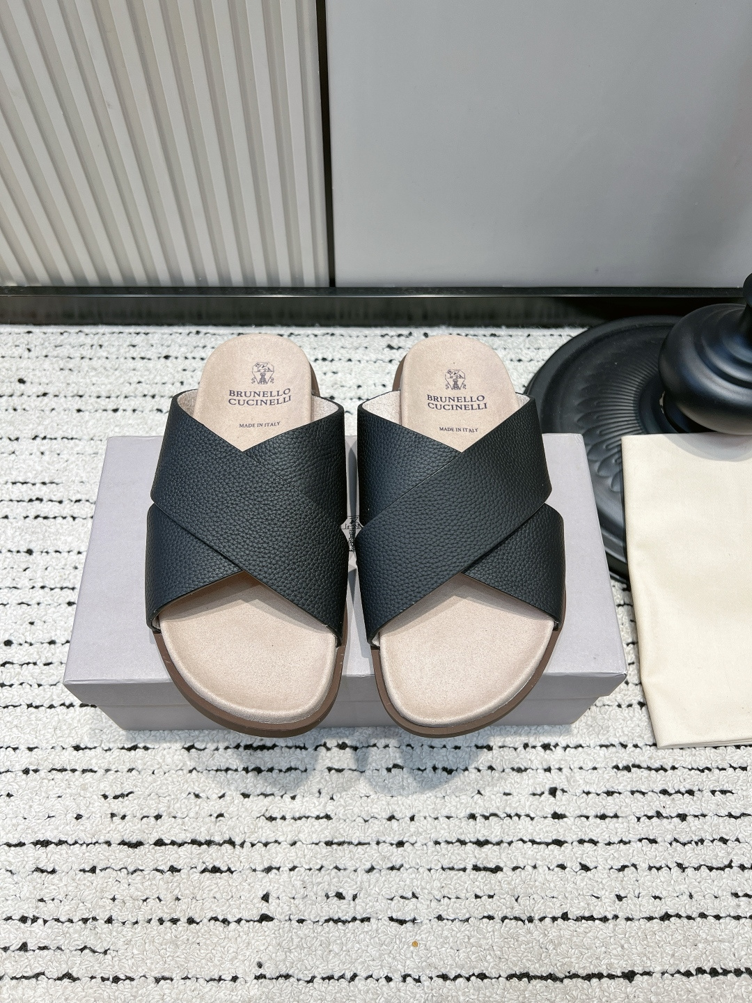 NO:887562,Men's shoes G501 Brunello Cucinelli 26ss new spring and summer old money style cross slippers are made of suede imported from Italy, with a delicate and soft touch, a retro matte texture, and a high-end style in a low-key manner.  The double-strap + adjustable metal buckle design fits the foot shape without pressuring the foot, and can easily adapt to different foot shapes; with a soft waxy genuine leather lining and a custom-made non-slip soft sole, the upper foot has zero restraint, the stepping feeling is as light as a cloud, and you will not feel tired after walking for a long time. The multi-color options are suitable for all daily wear, you can hold it during coffee time at home or casually out on the street, easily contracting your relaxed and noble feeling throughout the spring and summer. The fabric is made of original imported cowhide and the lining is cashmere.  Outsole Original customized non-slip rubber foam combination outsole Size39-44 (38.45.46 custom-made and non-returnable), slippers, brunello cucinelli, slippers, cowhide, chamois leather19860909男鞋 G501 Brunello Cucinelli 26ss春夏新款 老钱风 交叉 拖鞋  甄选意大利进口反绒麂皮打造,触感细腻软糯,自带复古哑光质感,低调中透着高级格调. 双带+可调节金属搭扣设计,贴合脚型不压脚,轻松适配不同脚型；搭配软糯真皮内里与定制防滑软底,上脚零束缚,踩感轻盈如云,久走不累. 多色可选适配所有日常穿搭,居家咖啡时光、街头随性出街都能hold住,轻松承包你整个春夏的松弛贵气感 面料采用原版进口牛皮 内里垫脚羊绒 大底原版定制防滑橡胶发泡组合大底 Size39-44（38.45.46定做不退换）,拖鞋,brunello cucinelli,slippers,cowhide,chamois leather,Women's Shoes