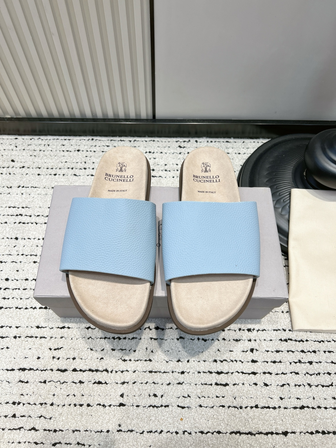 NO:887573,Men's shoes G501 Brunello Cucinelli niche trendy brand 26ss spring and summer new style old money style flip-flops come standard with a relaxed feel - Selected first-layer pebbled leather uppers, with a delicate and high-end touch, and a low-key soft texture - Widened one-line strap design, modified foot shape without pressure, with soft waxy genuine leather lining, zero restraint on the foot -  Customized non-slip soft sole, feeling as light as a cloud, and your feet will not be tired after long walks - Caramel beige and white are available in two colors, suitable for all daily wear, from coffee time at home to casual outings on the street, easy to handle and effortless nobility. The fabric is made of original imported cowhide. The lining is cashmere. The outsole is original custom-made non-slip rubber foam combination outsole. Size39-46 (38.45.46 customized non-refundable), slippers, brunello  cucinelli,slippers,cowhide19860909男鞋 G501 Brunello Cucinelli 小众潮牌 26ss春夏新款 老钱风一字拖 松弛感标配 - 甄选头层荔枝纹牛皮鞋面,触感细腻高级,自带低调柔光质感 - 加宽一字带设计,修饰脚型不压脚,搭配软糯真皮内里,上脚零束缚 - 定制防滑软底,踩感轻盈如云朵,久走不累脚 - 焦糖米白双色可选,适配所有日常穿搭,从居家咖啡时光到街头随性出街,轻松拿捏不费力的贵气感 面料采用原版进口牛皮 内里垫脚羊绒 大底原版定制防滑橡胶发泡组合大底 Size39-46（38.45.46定做不退换）,拖鞋,brunello cucinelli,slippers,cowhide,Women's Shoes