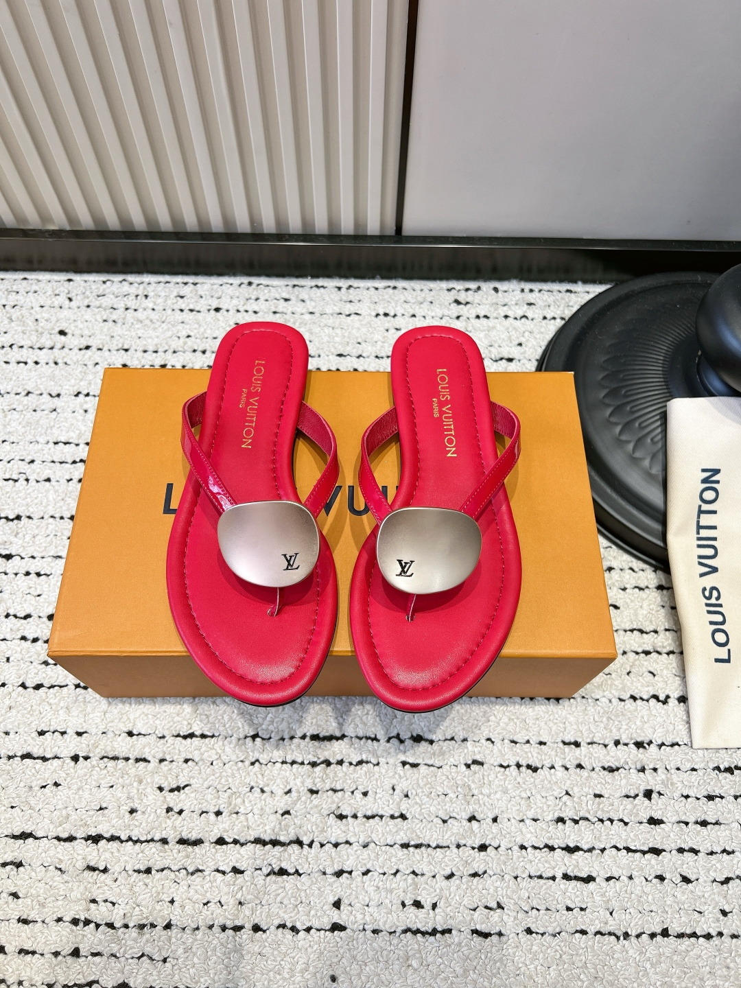 NO:887593,G301 Louis Vuitton 26ss Spring and Summer New Treasure Square Toe Buckle Flip-Flop Slippers Who knows!  This pair of LV sandals is just perfect for a lazy person. It has a round metal buckle and a simple clip-on design, giving it a French sense of laziness. The flat-soled model is so comfortable that you won’t feel tired even if you run around all day long, and the thin-heeled model can turn you into a gentle heroine in seconds. The four colors directly hit my heart!  A must-have item for summer shoe cabinets. From commuting, shopping to dating, a pair can be used for all occasions. If you have difficulty choosing colors, just put them all in!  The most popular treasure sandals!  The square toe + clip-toe design makes the feet slimmer, and the metal round buckle adds a bit of sophistication. It can create a gentle, cool, and energetic style. It brings summer happiness. The fabric is made of original imported sheepskin/metal buckle. The lining is sheepskin. The sole is original custom-made Italian leather outsole. Size35-39 (40.41.42 custom-made and non-refundable). Split-toe shoes, louis vuitton, louis  vuitton,sandals,slippers,sheepskin,leather soles19860909G301 Louis Vuitton 26ss 春夏新款 Treasure 方头搭扣 夹脚拖鞋 谁懂啊！这双LV凉鞋简直是“懒人天菜”,金属圆扣+简约夹脚设计,自带法式慵懒感,平底款舒服到暴走一天都不累,细跟款又能秒变温柔大女主,四种颜色直接戳中我的心巴！ 夏日鞋柜刚需款,从通勤、逛街到约会,一双就能hold住所有场合,颜色选择困难症直接all in！被问爆的宝藏凉鞋！方头+夹脚的设计超显脚瘦,金属圆扣又添了几分精致,温柔的、酷飒的、元气的风格都能搭出来,夏天的快乐是它给的 面料采用原版进口羊皮/金属扣 内里垫脚羊皮 鞋底原版定制意大利真皮大底 Size35-39（40.41.42定做不退换）,分趾鞋,louis vuitton,louis vuitton,sandals,slippers,sheepskin,Leather soles,Women's Shoes
