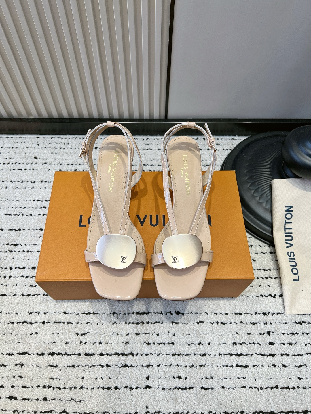 NO:887604,G301 Louis Vuitton 26ss spring and summer new style Treasure square toe buckle kitten heel sandals Who knows!  This pair of LV sandals is just perfect for a lazy person. It has a round metal buckle and a simple clip-on design, giving it a French sense of laziness. The flat-soled model is so comfortable that you won’t feel tired even if you run around all day long, and the thin-heeled model can turn you into a gentle heroine in seconds. The four colors directly hit my heart!  A must-have item for summer shoe cabinets. From commuting, shopping to dating, a pair can be used for all occasions. If you have difficulty choosing colors, just put them all in!  The most popular treasure sandals!  The square toe + clip-on design makes the feet slimmer, and the metal round buckle adds a bit of sophistication. It can create a gentle, cool, and energetic style. It brings summer happiness. The fabric is made of original imported sheepskin/metal buckle. The lining is sheepskin. The heel height is 5.5cm. The sole is original and customized. Italian genuine leather outsole. Size35-39 (40.41.42 custom-made, non-refundable). Split-toe shoes, louis vuitton, louis  vuitton,sandals,sheepskin,leather soles19860909G301 Louis Vuitton 26ss 春夏新款 Treasure 方头搭扣 猫跟 凉鞋 谁懂啊！这双LV凉鞋简直是“懒人天菜”,金属圆扣+简约夹脚设计,自带法式慵懒感,平底款舒服到暴走一天都不累,细跟款又能秒变温柔大女主,四种颜色直接戳中我的心巴！ 夏日鞋柜刚需款,从通勤、逛街到约会,一双就能hold住所有场合,颜色选择困难症直接all in！被问爆的宝藏凉鞋！方头+夹脚的设计超显脚瘦,金属圆扣又添了几分精致,温柔的、酷飒的、元气的风格都能搭出来,夏天的快乐是它给的 面料采用原版进口羊皮/金属扣 内里垫脚羊皮 跟高5.5cm 鞋底原版定制意大利真皮大底 Size35-39（40.41.42定做不退换）,分趾鞋,louis vuitton,louis vuitton,sandals,sheepskin,Leather soles,Women's Shoes