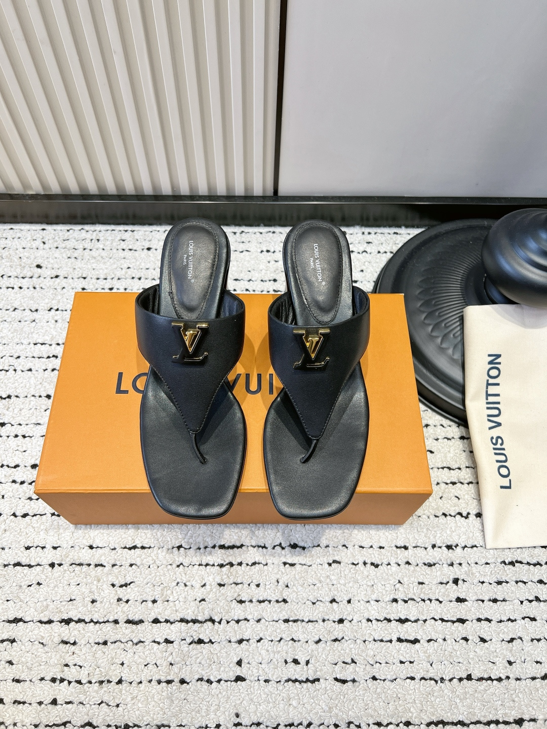NO:887615,G301 Louis Vuitton 26ss Spring and Summer New Classic Letter Buckle Flip-Flop Slippers These square-toe flip-flops are paired with a metal '' logo, simple and highly recognizable. They are OK for daily commuting and shopping!  The flat-soled design is super comfortable for walking, full of fashion sense, versatile and not picky, looks good no matter how you match it~ The upper is made of original imported cowhide, the lining is sheepskin, the heel height is 6.5cm, the sole is original custom-made Italian leather outsole, size 35-39 (40.41.42 custom-made, non-returnable), split-toe shoes, louis vuitton, slippers, cowhide, sheepskin, Leather soles19860909G301 Louis Vuitton 26ss春夏新款 经典字母扣 夹趾 人字拖鞋 这款方头夹趾拖鞋,搭配金属“”标志,简约又超有辨识度.日常通勤、逛街都OK！平底设计走路超舒服,时尚感满分,百搭不挑人,怎么搭都好看～ 鞋面采用原版进口牛皮 内里垫脚羊皮 跟高6.5cm 鞋底原版定制意大利真皮大底 码数35-39（40.41.42定做不退换）,分趾鞋,louis vuitton,slippers,cowhide,sheepskin,Leather soles,Women's Shoes