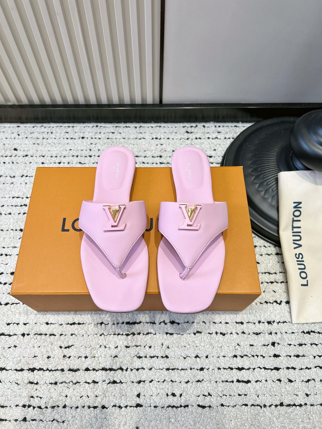 NO:887518,Flat-soled G301 Louis Vuitton 26ss spring and summer new style, classic letter buckle, flip-flops, square-toe flip-flops, with metal '' logo, simple and highly recognizable. OK for daily commuting and shopping!  The flat-soled design is super comfortable for walking, has a perfect sense of fashion, is versatile and easy to wear, and looks good with any combination~ The upper is made of original imported cowhide, the lining is sheepskin, the sole is original custom-made Italian leather outsole, size 35-39 (40.41.42 custom-made, non-refundable), split-toe shoes, louis vuitton, slippers, cowhide, sheepskin, Leather soles19860909平底G301 Louis Vuitton 26ss春夏新款 经典字母扣 夹趾 人字拖鞋 这款方头夹趾拖鞋,搭配金属“”标志,简约又超有辨识度.日常通勤、逛街都OK！平底设计走路超舒服,时尚感满分,百搭不挑人,怎么搭都好看～ 鞋面采用原版进口牛皮 内里垫脚羊皮 鞋底原版定制意大利真皮大底 码数35-39（40.41.42定做不退换）,分趾鞋,louis vuitton,slippers,cowhide,sheepskin,Leather soles,Women's Shoes