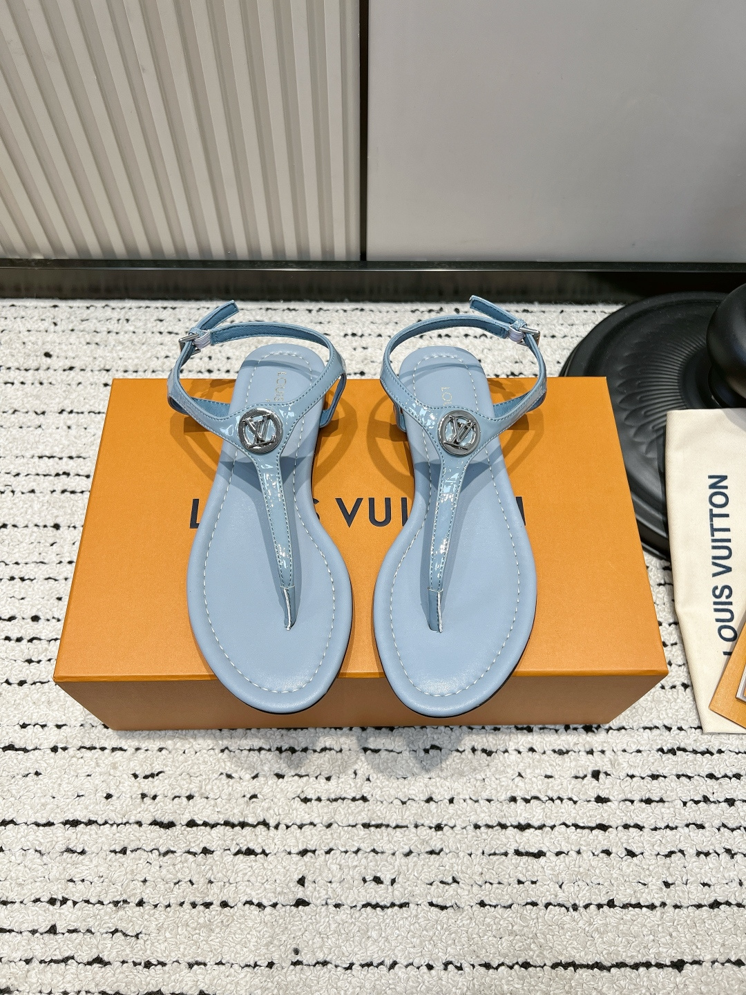 NO:887529,G301 Louis Vuitton 26ss new spring and summer style flip-flop sandals with metal round buckles. This style of Vibe flat flip-flops is made of soft sheep leather, with a rough metal chain surrounding the foot and ankle. The adjustable Monogram canvas back strap is equipped with a neat rectangular buckle. The elegant leather outsole completes the whole. The upper is made of original imported cowhide, the lining is sheepskin, and the sole is original custom-made Italian leather outsole.  Size35-39 (40.41.42 custom-made, non-returnable), split-toe shoes, louis vuitton, sandals, cowhide, sheepskin, Leather soles19860909G301 Louis Vuitton 26ss春夏新款 夹趾 五金圆扣 人字拖凉鞋 本款 Vibe 平底人字拖取材柔软羊皮革,以粗犷金属链条环绕足部与踝部.可调节Monogram 帆布后带搭配利落矩形搭扣.考究皮革外底完善整体. 鞋面采用原版进口牛皮 内里垫脚羊皮 鞋底原版定制意大利真皮大底 Size35-39（40.41.42定做不退换）,分趾鞋,louis vuitton,sandals,cowhide,sheepskin,Leather soles,Women's Shoes