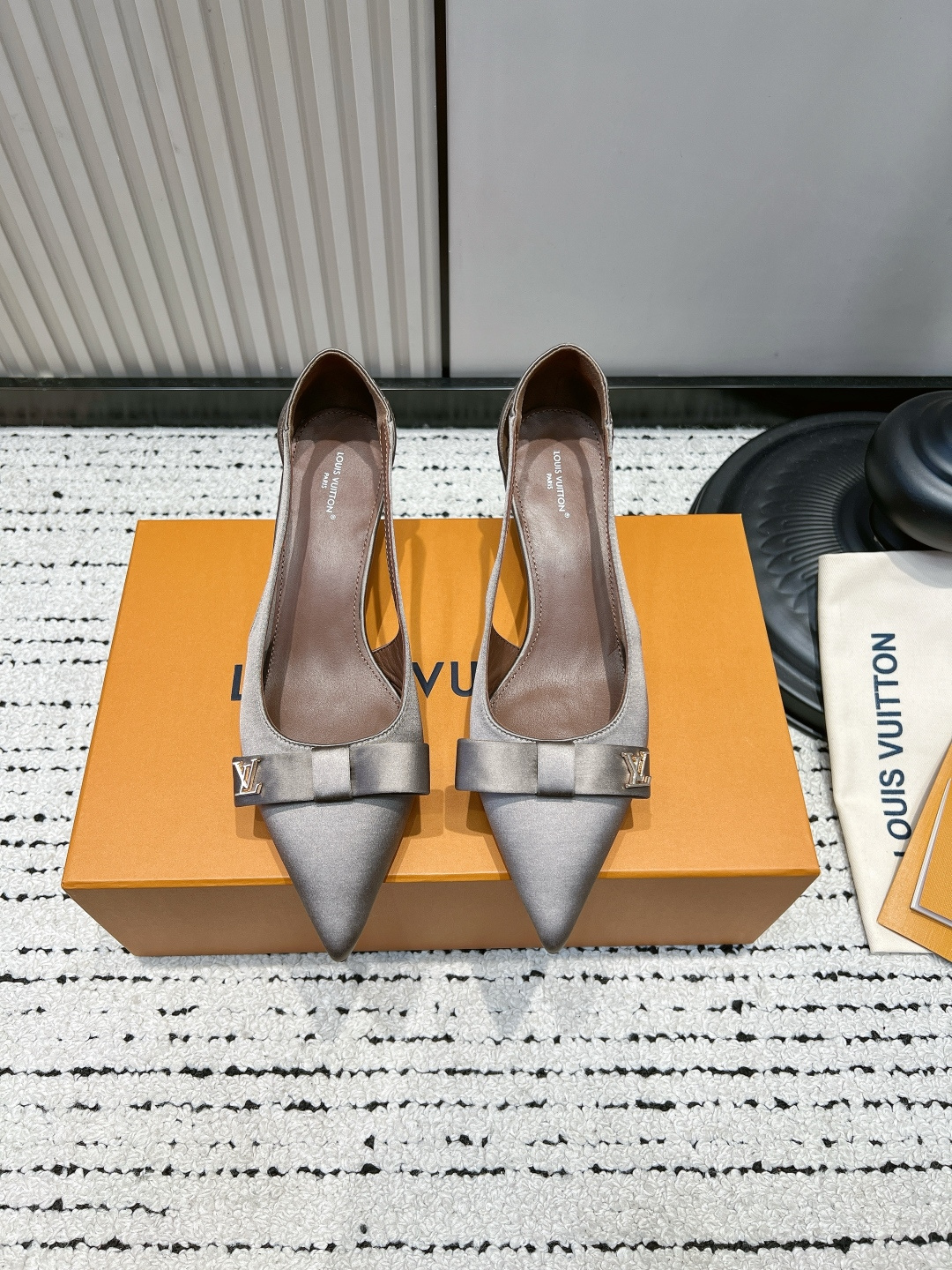 NO:887549,G301 Louis Vuitton 26ss spring and summer new style bow stiletto sandals Who knows!  This pair of LV really welds French romance to the feet. The milky white satin fabric comes with a soft light filter, bowknots and classic LV gold label embellishments, which directly enhances the sense of sophistication. The design of transparent straps and stilettos transforms the legs into cartoons instantly, and the upper feet are instantly elongated, making them gentle and noble.  The upper foot is super small, and the high heel just modifies the leg shape. It is stable when walking without grinding the foot. It is suitable for daily commuting and dating. The satin texture is full of high-end, and it is perfect when paired with a small dress. It is a perfect atmosphere artifact. Fabric: Made of original imported genuine sheepskin with inner padding. Heel height 5.5cm. Original custom-made Italian leather outsole. Size 35-39 (40.41.42 customization is non-refundable). High-heeled shoes, louis  vuitton,louis vuitton,sandals,high heels,sheepskin,Leather soles19860909G301 Louis Vuitton 26ss春夏新款 蝴蝶结 细跟 凉鞋  谁懂啊！这双LV真的把法式浪漫焊在脚上了 奶白缎面自带柔光滤镜,蝴蝶结+经典LV金标点缀,精致感直接拉满.透明绑带+细高跟的设计,秒变漫画腿,上脚瞬间拉长比例,温柔又显贵. 上脚超显脚小,高跟刚好修饰腿型,走路稳不磨脚,日常通勤、约会穿都适配.缎面质感高级感拉满,搭配小礼服、都绝了,妥妥的氛围感神器.  面料: 采用原版进口真 内里垫脚羊皮 跟高5.5cm 鞋底原版定制意大利真皮大底 码数35-39（40.41.42定制不退换）,高跟鞋单鞋,louis vuitton,louis vuitton,sandals,high heels,sheepskin,Leather soles,Women's Shoes