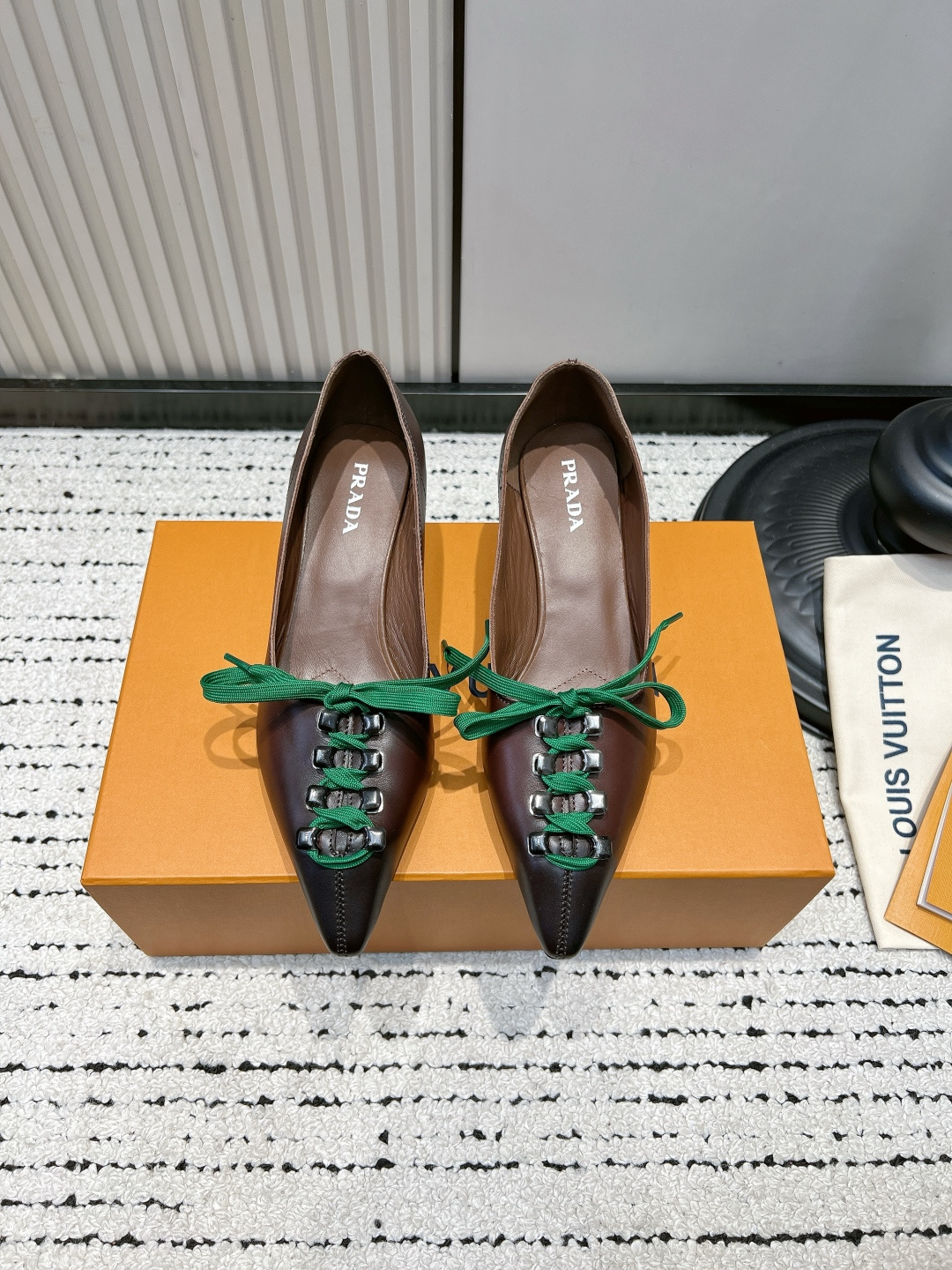 NO:887560,G301 Louis Vuitton 26ss Spring and Summer New Pointed Cat Heel Shoes This season, they are so beautiful, retro and fashionable. The new hardware lace design brings effortless elegance. Stylish, exquisite and beautiful. Baotou pointed toe. Fashionable temperament, simple new daily slippers for outer wear. The mid-heel cat heel is super good and can elongate the legs. It presents a soft silhouette, and the elegant contemporary style details are full of vitality. It creates a three-dimensional effect and shows a modern atmosphere.  The upper is made of original imported cowhide, the lining is sheepskin, the heel height is 5.5cm, the sole is original custom-made Italian leather outsole, size 35-39 (40.41.42 custom-made, non-refundable), high-heeled shoes, louis vuitton, high heels, slippers, cowhide, sheepskin, Leather soles19860909G301 Louis Vuitton 26ss春夏新款 尖头猫跟 单鞋 这一季,美炸了,复古时尚 新五金系带设计毫不费力的优雅风来袭 时髦 精致 绝美 包头尖头 外穿时尚气质简约新款日常拖鞋美出高级感中跟猫跟上脚超好而且可以拉长腿型. 呈现柔美廓形,优雅的当代风格细节尽显活力.塑造三维效果,彰显摩登气息. 鞋面采用原版进口牛皮 内里垫脚羊皮 跟高5.5cm 鞋底原版定制意大利真皮大底 码数35-39（40.41.42定做不退换）,高跟鞋单鞋,louis vuitton,high heels,slippers,cowhide,sheepskin,Leather soles,Women's Shoes