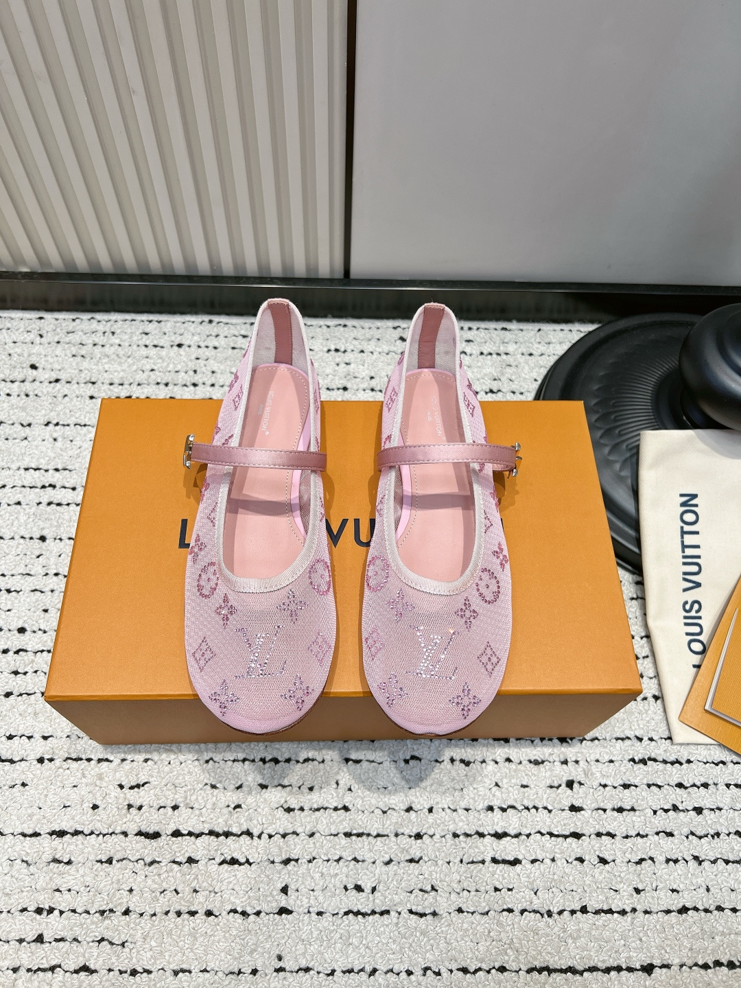 NO:887571,G301 Louis Vuitton 26ss spring and summer new ROMY ballet shoes buckle Mary Jane shoes This Romy flat ballet shoes are made of Monogram high-temperature diamond fabric to imitate the exquisite texture of lace. The rounded toe exudes a gentle atmosphere, complementing the scalloped trim, patent leather laces and LV Twist accessories. The leather outsole creates a comfortable wearing experience. The fabric is made of original mesh yarn and the inner padding sheepskin  Original custom-made Italian leather outsole Size35-39 (40.41.42 custom-made non-returnable), high-heeled shoes, louis vuitton, louis vuitton, mary jane, high heels, sheepskin, Leather soles19860909G301 Louis Vuitton 26ss春夏新款 ROMY芭蕾舞鞋 扣带 玛丽珍鞋 本款Romy平底芭蕾鞋以 Monogram 高温压钻织物临摹蕾丝的考究质感.圆润鞋头流露温婉气息,与扇形饰边,漆面皮革鞋带和LV Twist饰件相得益彰.皮革外底成就舒软穿着体验. 面料采用原版定网纱 内里垫脚羊皮 鞋底原版定制意大利真皮大底 Size35-39（40.41.42定做不退换）,高跟鞋单鞋,louis vuitton,louis vuitton,mary jane,high heels,sheepskin,Leather soles,Women's Shoes