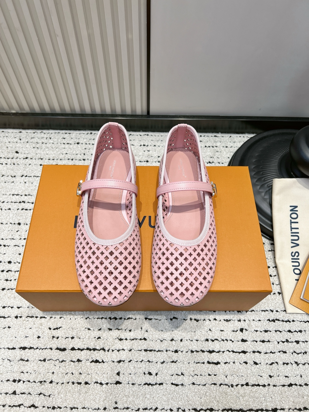 NO:887582,G301 Louis Vuitton 26ss new spring and summer ROMY ballet shoes, hollow thread buckle strap, Mary Jane, laser hollowed upper, breathable and not stuffy, sheepskin lining, genuine leather outsole, standard size, comfortable and not tiring to wear, versatile in spring and summer, can be matched with celebrity bloggers, high return rate. The fabric is made of original imported cowhide. The inner lining is sheepskin. The outsole is original customized Italian leather outsole.  Size35-39 (40.41.42 custom-made, non-refundable), high-heeled shoes, louis vuitton, mary jane, high heels, cowhide, sheepskin, Leather soles19860909G301 Louis Vuitton 26ss春夏新款 ROMY芭蕾舞鞋 镂空丝扣带 玛丽珍 鞋面激光镂空,透气不闷脚,内里羊皮,大底真皮,码数标准,穿着舒服不累,春夏百搭,都能搭,明星博主同款,回头率高 面料采用原版进口牛皮 内里垫脚羊皮 大底原版定制意大利真皮大底 Size35-39（40.41.42定做不退换）,高跟鞋单鞋,louis vuitton,mary jane,high heels,cowhide,sheepskin,Leather soles,Women's Shoes
