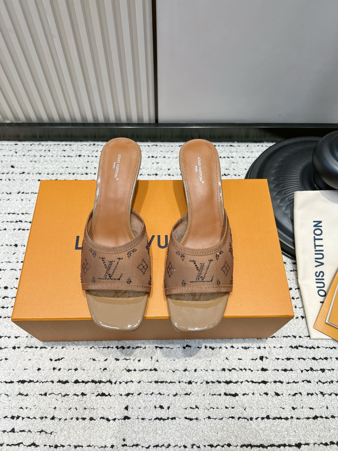 NO:887517,G301 Louis Vuitton 26ss Spring and Summer New Style Takashi Murak x Lily Cherry Heel Series Sandals It is difficult not to doubt whether it borrowed the Tang Dynasty's tri-color tricolor as a basis and innovated it into a classic logo. It used color and the large area of ​​the upper as a contrast to create a white or black tri-color element style on the upper, creating another classic style!  Super greasy on feet!  Indescribable fashion!  It’s easy to match every day, and it’s very relevant to the changes and development of the times!  Kitten heels are super easy to wear and give your feet a full summer vibe!  The material is made of original imported mesh/hot diamond, sheepskin lining, original customized Italian leather outsole, Size 35-39 (40.41.42 customized, non-refundable), high heels and slippers, louis vuitton, high heels, slippers, sheepskin, Leather soles19860909G301 Louis Vuitton 26ss春夏新款 村上隆Takashi Murak x Lily 樱桃跟系列 凉拖 很难不怀疑是不是借鉴了唐朝的唐三彩作为基础,创新成经典标志logo,采用彩色以及鞋面的大面积底色作为对比,创造出鞋面的白三彩或者是黑三彩元素风格,成就了又一个经典款！上脚超级美腻！说不出来的时尚！日常百搭不在话下,而且很有时代的变迁发展的意义！小猫跟超级好穿,上脚满满的夏日氛围！ 材质采用原版进口网纱/烫钻 内里垫脚羊皮 大底原版定制意大利真皮大底 Size35-39（40.41.42定制不退换),高跟鞋拖鞋,louis vuitton,high heels,slippers,sheepskin,Leather soles,Women's Shoes