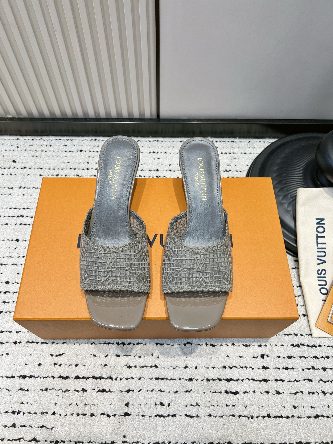 NO:887528,G301 Louis Vuitton 26ss new spring and summer cat heel slippers. LV's Mary Jane high heels, upper + classic one-word buckle, perfect French elegance!  The flat-soled design is super comfortable, making it easy to manage both commuting and daily life. The hollow details make it lighter and more breathable, making it very suitable for spring and summer. The lining of the shoes is soft and you will not feel tired after walking for a long time. Pair it with a skirt or light-colored clothing to create a gentle and romantic atmosphere. The fabric is made of original imported crochet, and the lining is sheepskin. The heel height is 5.5cm. The original custom-made Italian leather outsole Size35-39 (40.41.42 custom-made, non-returnable), high heels and slippers, louis  vuitton,louis vuitton,mary jane,high heels,slippers,skirts,sheepskin,Leather soles19860909G301 Louis Vuitton 26ss春夏新款 猫跟 拖鞋 LV这款玛丽珍高跟,鞋面+经典一字扣带,法式优雅气质满分！ 平底设计超舒适,通勤、日常都能轻松驾驭 镂空细节让更轻盈透气,春夏穿超合适～鞋内衬柔软,长时间走路也不累. 搭配裙装或浅色系服饰,温柔浪漫氛围感直接拉满 面料采用原版进口钩花 内里垫脚羊皮 跟高5.5cm 大底原版定制意大利真皮大底 Size35-39（40.41.42定做不退换）,高跟鞋拖鞋,louis vuitton,louis vuitton,mary jane,high heels,slippers,skirts,sheepskin,Leather soles,Women's Shoes
