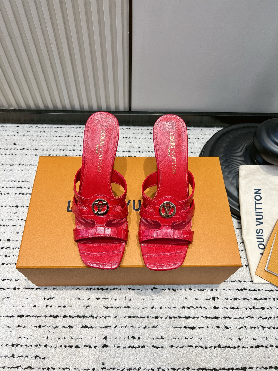 NO:887539,G301 Louis Vuitton 26ss new spring and summer square toe high-heeled sandals. This sheepskin sandal is equipped with a metal logo buckle, which is simple and highly recognizable. It has a slender heel design and a moderate heel height, which can be easily used in daily or formal occasions. The open-toe flip flop is super breathable, comfortable and fashionable in summer!  The soles are soft and not tiring after long walks. They can be easily matched for commuting, dating and parties. They are versatile and not picky ~ The fabric is made of original imported cowhide. The lining is sheepskin. The heel height is 9.5cm. The sole is original and customized with Italian leather outsole. Size35-39 (40.41.42 custom-made, non-refundable). High heels and slippers, louis vuitton, high heels, slippers, cowhide, sheepskin, Leather soles19860909G301 Louis Vuitton 26ss春夏新款 方头 高跟 凉拖鞋 这款羊皮凉拖,搭配金属Logo扣,简约又超有辨识度. 细跟设计,跟高适中,日常或正式场合都能轻松驾驭.露趾一字拖,夏天穿超透气,舒适又时髦！ 鞋底柔软,长时间走路也不累,通勤、约会、派对都能轻松搭配,百搭不挑人～ 面料采用原版进口牛皮 内里垫脚羊皮 跟高9.5cm 鞋底原版定制意大利真皮大底 Size35-39（40.41.42定做不退换）,高跟鞋拖鞋,louis vuitton,high heels,slippers,cowhide,sheepskin,Leather soles,Women's Shoes