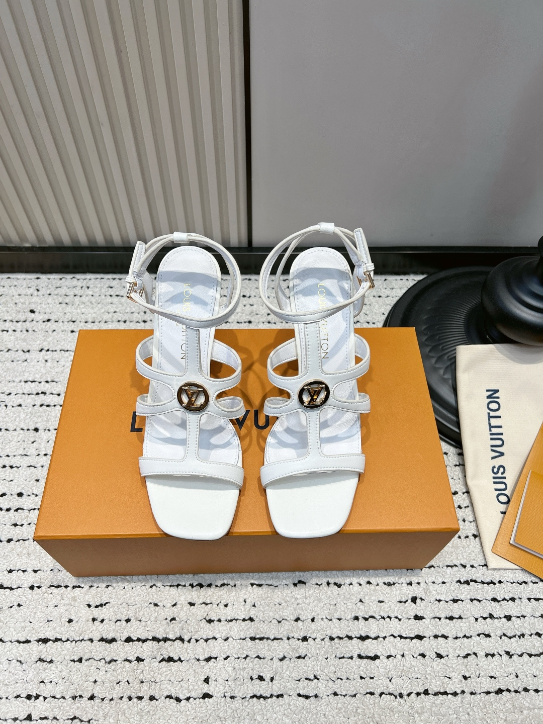 NO:887498,G301 Louis Vuitton 26ss new spring and summer square toe high-heeled sandals. This sheepskin sandal, with metal logo buckle, is simple and highly recognizable. It has a stiletto heel design and a moderate heel height, which can be easily used in daily or formal occasions. The open-toe flip flop is super breathable, comfortable and fashionable in summer!  The soles are soft and not tiring after long walks. They can be easily matched for commuting, dating, and parties. They are versatile and not picky~ The fabric is made of original imported cowhide. The lining is sheepskin. The heel height is 9.5cm. The sole is original and customized with Italian leather outsole. Size35-39 (40.41.42 custom-made, non-refundable). High heels and sandals, louis vuitton, sandals, high heels, cowhide, sheepskin, Leather soles19860909G301 Louis Vuitton 26ss春夏新款 方头 高跟 凉鞋 这款羊皮凉拖,搭配金属Logo扣,简约又超有辨识度. 细跟设计,跟高适中,日常或正式场合都能轻松驾驭.露趾一字拖,夏天穿超透气,舒适又时髦！ 鞋底柔软,长时间走路也不累,通勤、约会、派对都能轻松搭配,百搭不挑人～ 面料采用原版进口牛皮 内里垫脚羊皮 跟高9.5cm 鞋底原版定制意大利真皮大底 Size35-39（40.41.42定做不退换）,高跟鞋凉鞋,louis vuitton,sandals,high heels,cowhide,sheepskin,Leather soles,Women's Shoes