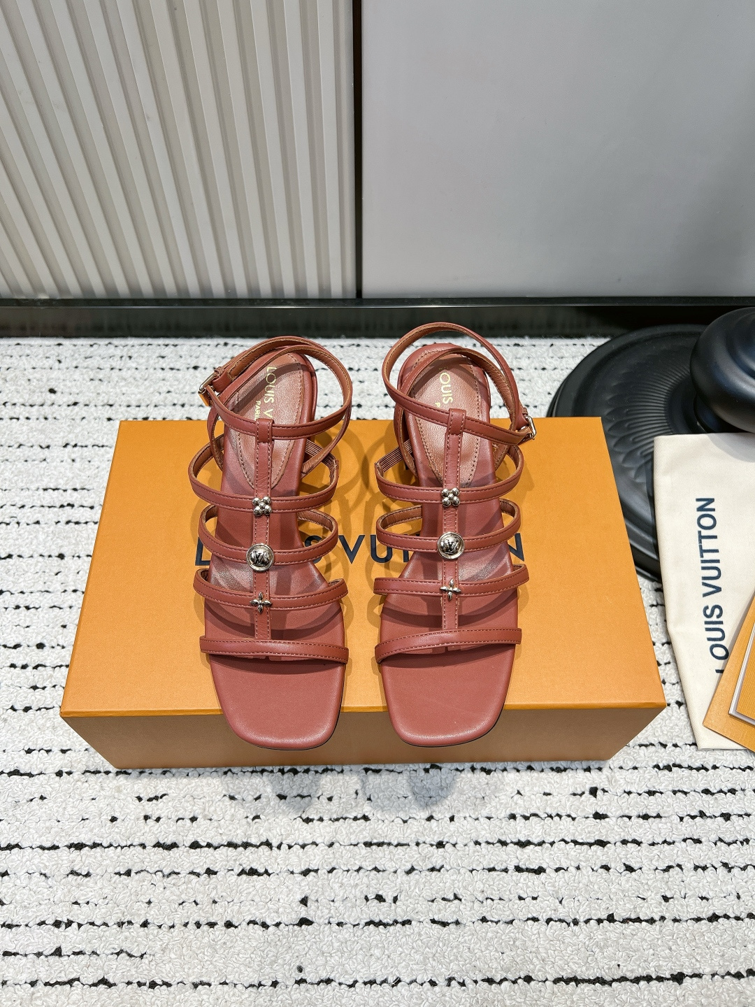 NO:887506,G301 Louis Vuitton 26ss new spring and summer thick-heeled Roman sandals. Multiple thin straps with metal LV buckles. T-shaped straps wrap around the ankles. The square toe style gently modifies the wide feet. The retro tone makes the feet slimmer. Three colors are available: caramel brown, classic black, and pure white, suitable for all summer outfits.  Paired with a floral skirt, she is a gentle Korean girl. Paired with a suit, she instantly becomes a sophisticated commuter. It is suitable for daily shopping, dating and commuting. The retro, light and luxurious design has its own nobility, is gentle on the feet and shows long legs, is versatile and durable, and is a must-have for summer shoe cabinets!  The fabric is made of original imported cowhide, the lining is sheepskin, the heel height is 6.5cm, the sole is original custom-made Italian leather outsole, the size is 35-39 (40.41.42 customization is not returnable), high heels and sandals, louis vuitton, louis vuitton, sandals, high heels, skirts, business suit, cowhide, sheepskin, Leather soles19860909G301 Louis Vuitton 26ss春夏新款 粗跟 罗马 凉鞋 多条细带搭配金属LV饰扣,T型绑带缠绕脚踝,方头版型温柔修饰宽脚,复古调调超显脚瘦.焦糖棕、经典黑、纯净白三色可选,适配所有夏日穿搭. 配碎花裙是温柔韩系小姐姐,搭西装秒变精致通勤人,日常逛街、约会通勤都适配.复古轻奢的设计自带贵气,上脚温柔又显腿长,百搭耐看,夏天鞋柜必备的气质！ 面料采用原版进口牛皮 内里垫脚羊皮 跟高6.5cm 鞋底原版定制意大利真皮大底 码数35-39（40.41.42定制不退换）,高跟鞋凉鞋,louis vuitton,louis vuitton,sandals,high heels,skirts,business suit,cowhide,sheepskin,Leather soles,Women's Shoes