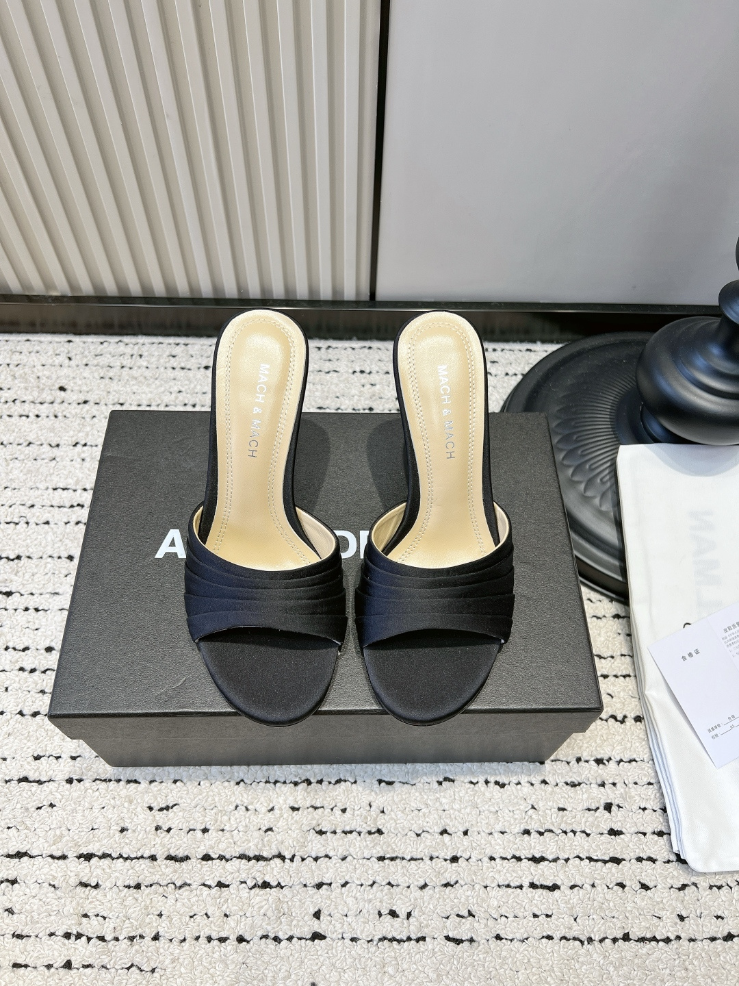 NO:887489,G106 Mach&mach 26ss new spring and summer rainbow color-blocked high-heeled sandals. These high-heeled sandals are designed with rainbow color-blocking. The satin material is super shiny, and the color gradient is super eye-catching. The open toe + stiletto heel modifies the foot shape and lengthens the leg line. It is super refreshing to wear in summer!  The soles are made of leather, which is comfortable and durable. Whether worn with skirts or trousers, it can easily brighten up the look. It is OK for daily outings, parties, and formal occasions~ The fabric is made of original imported silk, and the lining is sheepskin. The heel height is 9.5cm. The sole is original and customized with Italian genuine leather.19860909G106 Mach&mach 26ss春夏新款 彩虹拼色高跟 凉拖鞋 这款高跟凉拖鞋采用彩虹拼色设计,缎面材质超有光泽感,色彩渐变超吸睛. 露趾+细高跟,修饰脚型又拉长腿部线条,夏天穿超清爽！鞋底是皮革,穿着舒适还耐用. 无论搭裙装还是裤装,都能轻松点亮造型,日常出街、聚会、正式场合都OK～ 面料采用原版进口真丝 内里垫脚羊皮 跟高9.5cm 鞋底原版定制意大利真皮大底 Size35-39（40.41.42定做不退换）,高跟鞋拖鞋,high heels,slippers,skirts,sheepskin,real silk,Leather soles,Women's Shoes