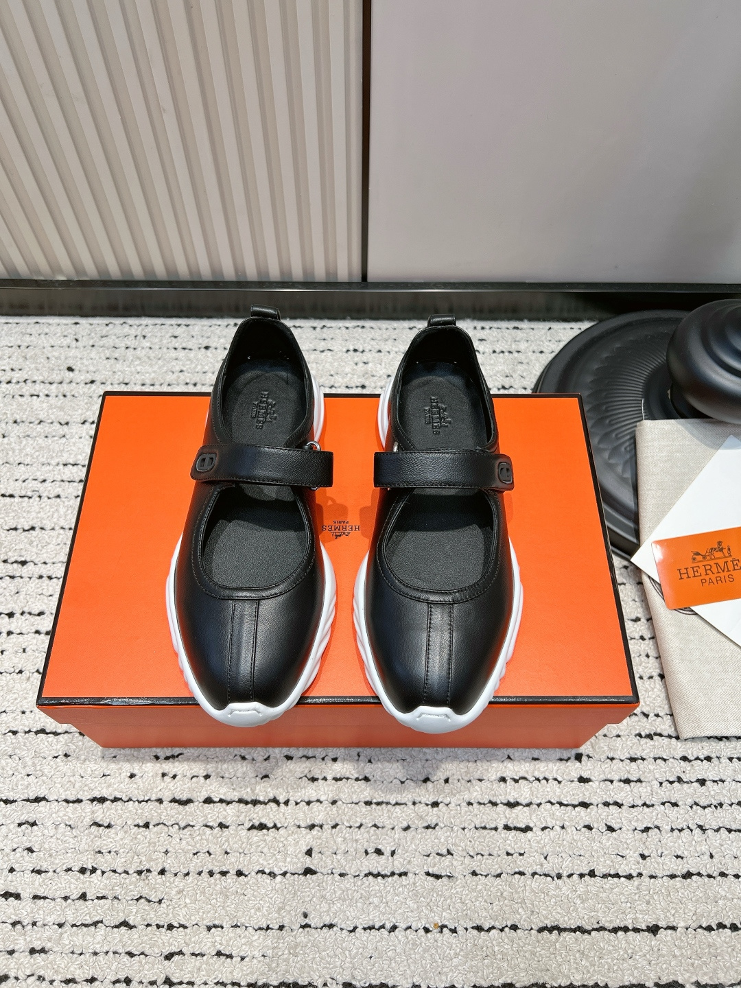NO:887473,G097 Hermès 26WF new product Pig nose Velcro Strap Mary Jane Casual shoes Pig nose buckle classic logo The Velcro design makes it easy to put on and take off The strap makes the ankles slender The Mary Jane shoe shape is gentle and reduces age. The old money atmosphere directly fills the air Suitable for commuting and outings The luxury brand's elegance is hidden in the details Wear it with jeans and skirts as you like Lazy and relaxed feeling, low-key but with a sense of luxury  The upper foot is white and delicate. The upper is made of original imported cow suede/cowhide. The inner lining is sheepskin. The sole is original customized TPU rubber outsole. Size35-39 (40.41 customization is not returnable), Mary Jane, hermes, hermes, mary jane, skirts, jeans, cowhide, sheepskin19860909G097 Hermès 爱马仕 26WF新品 猪鼻子 魔术贴 一字带 玛丽珍 休闲鞋 猪鼻子扣经典标识 魔术贴设计穿脱格外省心 一字带衬得脚踝纤细 玛丽珍鞋型温柔减龄 老钱氛围感直接拉满 通勤出游都适配 奢牌贵气藏于细节里 牛仔裤半裙随心搭 慵懒松弛感扑面而来 低调却自带高级感 上脚显白又秀气 鞋面采用原版进口牛反绒/牛皮 内里垫脚羊皮 鞋底原版定制TPU橡胶大底 Size35-39（40.41定制不退换）,玛丽珍,hermes,hermes,mary jane,skirts,jeans,cowhide,sheepskin,Women's Shoes