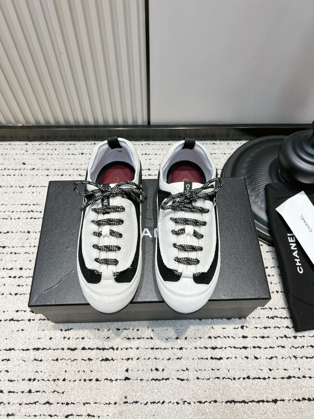 NO:887464,G097 Chanel Xiaoxiang 26ss spring and summer new style color block moral training shoes casual shoes black and white color block moral training casual shoes with a relaxed and simple atmosphere, retro low-top moral training version with round toe, the upper is made of splicing material, black and white contrasting lines outline the outline of the shoe body, low-cut open design is easy to put on and take off without restraint, thin flat bottom takes into account the lightness and long-term walking needs, two color matching styles cover daily casual wear.  Daily wear is suitable for various scenes. Pair it with wide-leg jeans to create a casual street style. Pair it with short styles to create a Korean casual atmosphere. It is suitable for straight legs and balances sweet and cool temperament. It can be easily controlled for commuting, shopping and shopping, and short trips. The upper is made of original imported cow suede/cowhide. The inner lining is breathable mesh/sheep leather. The outsole is original custom-made non-slip TPU two-color rubber outsole.  size35-39 (40 customized, non-refundable), casual shoes/sports shoes, chanel, sneakers, cowhide, sheepskin19860909G097 Chanel 小香 26ss春夏新款 拼色 德训鞋 休闲鞋 自带松弛简约氛围感的黑白拼色德训休闲,复古低帮德训版型搭配圆润鞋头,鞋面采用拼接材质打造,黑白撞色线条勾勒鞋身轮廓,低帮敞口设计穿脱便捷无束缚,薄款平底兼顾轻盈感与长时间行走需求,两种拼色款式覆盖日常休闲穿搭. 日常穿搭适配多场景造型,搭配阔腿牛仔打造随性街头风,搭配短款塑造韩系休闲氛围感,适配直筒,平衡甜酷气质,通勤出行、逛街探店、短途出游都能轻松驾驭. 鞋面采用原版进口牛反绒/牛皮 内里垫脚透气网/绵羊皮 大底原版定制防滑TPU双色橡胶大底 size35-39（40定制不退换）,休闲鞋/运动鞋,chanel,sneakers,cowhide,sheepskin,Women's Shoes