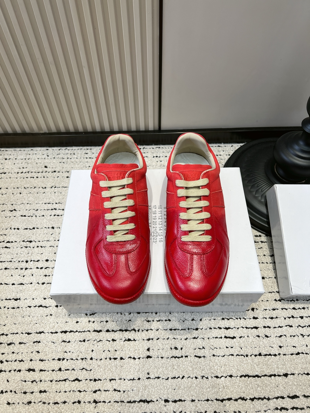 NO:899601,Maison Margiela retro moral training shoes for women 2026 new niche training shoes Who knows!  This pair of Dexun shoes directly touches my aesthetic taste. It is full of details. The raw rubber sole is soft, and the feet will not be sore after walking all day. The retro American Forrest Gump version is not picky about the leg shape, and can be used by small people. It is versatile for commuting, shopping, and wearing jeans and skirts. The low-saturated light color is gentle and durable, and can be worn in all seasons. It is lightweight and does not press on the feet. It is a must-have shoe for everyday lazy people. It does not conflict with the niche, and the texture is not inferior to that of the big-name Dexun. ■Cow leather upper  ■Sheepskin lining ■Outsole Rubber outsole ■size35-44 (45.45.47 customized, non-refundable. 48.49.50. Customized 20), casual shoes/sports shoes, masion margiela, sneakers, skirts, jeans, cowhide, sheepskin19860909马吉拉 Maison Margiela 复古德训鞋女2026新款小众训练鞋 谁懂啊！这双德训鞋直接戳中我的审美 细节拉满 生胶橡胶底软软的,暴走一天脚都不酸 复古美式阿甘版型,不挑腿型,小个子也能驾驭 通勤、逛街、配牛仔裤半身裙都巨百搭 低饱和浅色系温柔又耐看,春秋四季都能穿 轻便不压脚,日常懒人穿搭刚需鞋款 小众不撞款,质感完全不输大牌德训 ■鞋面牛皮 ■内里羊皮 ■大底橡胶大底 ■size35-44（45.45.47定做不退换.48.49.50.定做20）,休闲鞋/运动鞋,masion margiela,sneakers,skirts,jeans,cowhide,sheepskin,Women's Shoes