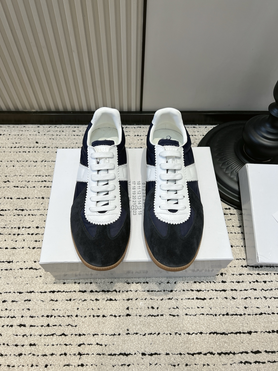 NO:899607,Maison Margiela retro moral training shoes for women 2026 new niche training shoes Who knows!  This pair of Dexun shoes directly touches my aesthetic taste. It is full of details. The raw rubber sole is soft, and the feet will not be sore after walking all day. The retro American Forrest Gump version is not picky about leg shape, and can be worn by small people. It is versatile for commuting, shopping, and wearing jeans and skirts. The low-saturated light color is gentle and durable, and can be worn in all seasons. It is lightweight and does not press on the feet. It is just needed for daily wear by lazy people. It does not conflict with the niche, and the texture is not inferior to that of the big-name Dexun. ■Canvas upper  ■Sheepskin lining ■Outsole Rubber outsole ■size35-44 (45.45.47 customized, non-refundable. 48.49.50. Customized 20), casual shoes/sports shoes, masion margiela, sneakers, skirts, jeans, sheepskin19860909马吉拉 Maison Margiela 复古德训鞋女2026新款小众训练鞋 谁懂啊！这双德训鞋直接戳中我的审美 细节拉满 生胶橡胶底软软的,暴走一天脚都不酸 复古美式阿甘版型,不挑腿型,小个子也能驾驭 通勤、逛街、配牛仔裤半身裙都巨百搭 低饱和浅色系温柔又耐看,春秋四季都能穿 轻便不压脚,日常懒人穿搭刚需鞋款 小众不撞款,质感完全不输大牌德训 ■鞋面帆布 ■内里羊皮 ■大底橡胶大底 ■size35-44（45.45.47定做不退换.48.49.50.定做20）,休闲鞋/运动鞋,masion margiela,sneakers,skirts,jeans,sheepskin,Women's Shoes