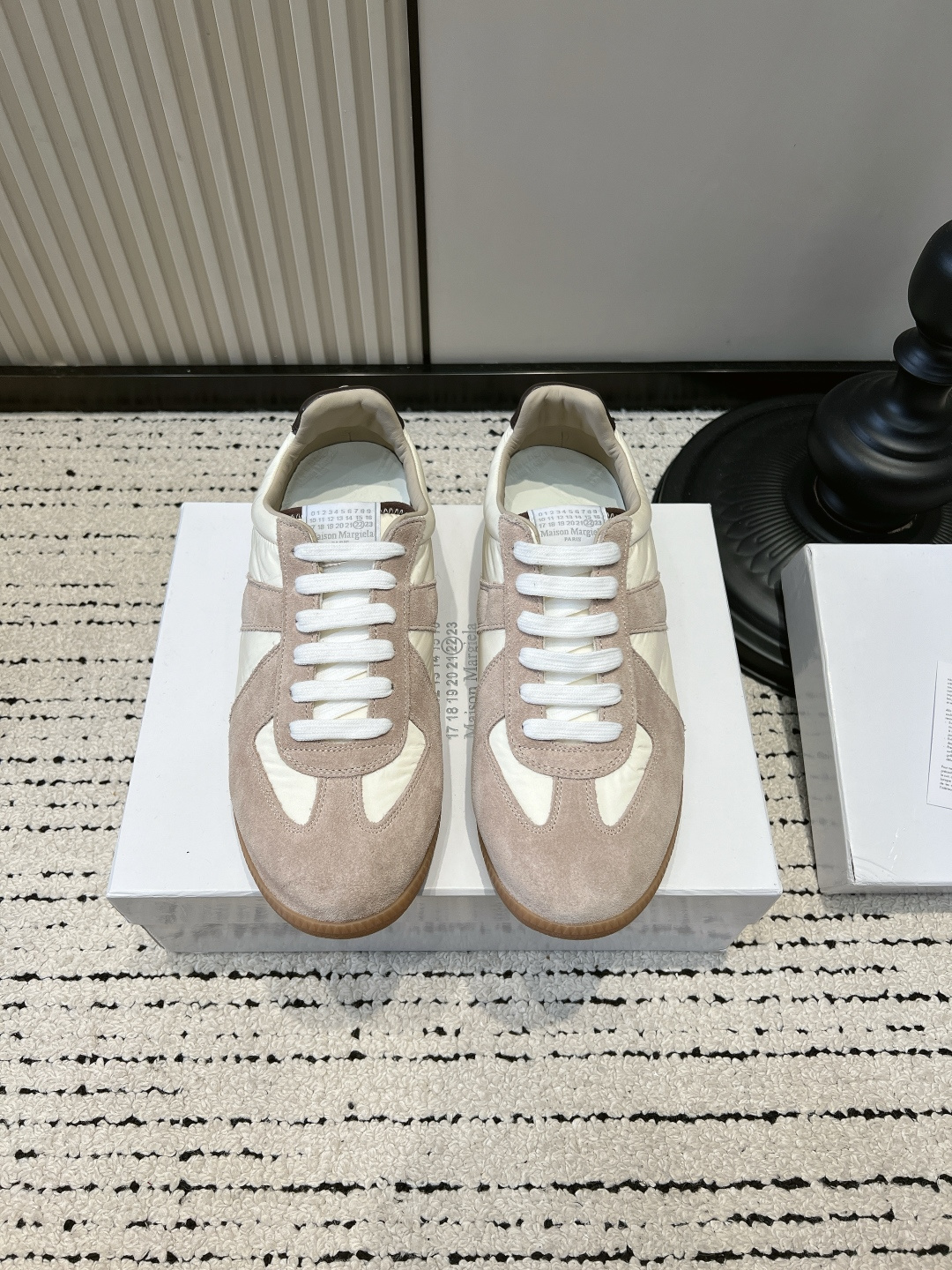 NO:899613,Maison Margiela retro moral training shoes for women 2026 new niche training shoes Who knows!  This pair of Dexun shoes directly touches my aesthetic taste. It is full of details. The raw rubber sole is soft, and the feet are not sore after walking all day long. The retro American Forrest Gump version is not picky about the leg shape, and can be used by small people. It is versatile for commuting, shopping, and wearing jeans and skirts. The low-saturated light color is gentle and durable, and can be worn in all seasons. It is light and does not press on the feet. It is a must-have shoe for everyday lazy people. It is not a niche style, and the texture is not inferior to that of the big-name Dexun.  ■Nubuck leather upper ■Sheepskin lining ■Outsole Rubber outsole ■size35-44 (45.45.47 customized, non-refundable. 48.49.50. Customized 20), casual shoes/sports shoes, masion margiela, sneakers, skirts, jeans, sheepskin19860909马吉拉 Maison Margiela 复古德训鞋女2026新款小众训练鞋 谁懂啊！这双德训鞋直接戳中我的审美 细节拉满 生胶橡胶底软软的,暴走一天脚都不酸 复古美式阿甘版型,不挑腿型,小个子也能驾驭 通勤、逛街、配牛仔裤半身裙都巨百搭 低饱和浅色系温柔又耐看,春秋四季都能穿 轻便不压脚,日常懒人穿搭刚需鞋款 小众不撞款,质感完全不输大牌德训 ■鞋面磨砂皮 ■内里羊皮 ■大底橡胶大底 ■size35-44（45.45.47定做不退换.48.49.50.定做20）,休闲鞋/运动鞋,masion margiela,sneakers,skirts,jeans,sheepskin,Women's Shoes