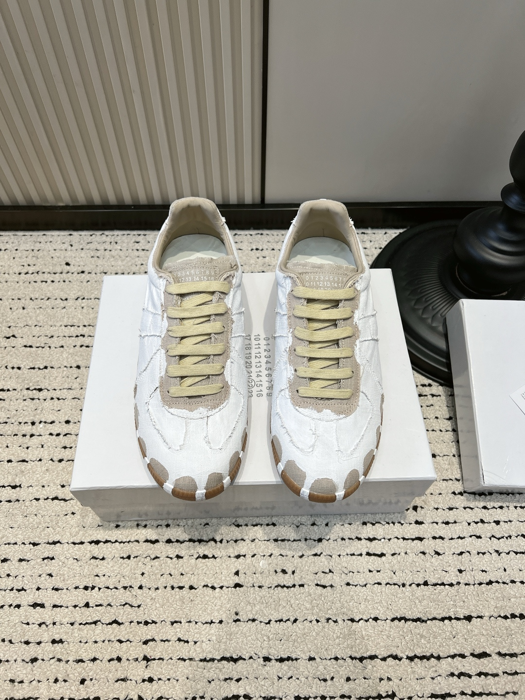 NO:899618,Maison Margiela Maison Margiela distressed splash-ink spray-painted moral training shoes have a sense of art!  The old Magirard training shoes made with splashes of ink are so recognizable. Who knows this pair of moral training shoes with its own hand-painted texture?  The shoe body is made with irregular white paint and ink splashing. Retro beige distressed shoelaces are matched with caramel raw rubber soles, which give a broken retro feel. Classic GAT narrow shoe shape, slimming the upper foot and modifying the foot shape, and not picking up the leg shape at all. It is different from the basic solid color moral training, and the splashed ink design is niche and does not conflict with the style. It is great for wearing and taking photos. Soft elastic raw rubber sole, the feet will not be sore after walking and shopping all day, suitable for commuting and outings.  Light and gentle color matching, it goes well with jeans, skirts and suits. Men and women of the same style are suitable for couples ■size 35-44 (45.46 is custom-made and non-refundable), casual shoes/sports shoes, masion margiela, sneakers, skirts, jeans, business suit19860909Maison Margiela马吉拉做旧泼墨喷漆德训鞋 自带艺术感！泼墨做旧马吉拉德训鞋太有辨识度 谁懂这双自带手绘肌理的德训鞋！ 鞋身不规则白漆泼墨做旧工艺 复古米黄做旧鞋带搭配焦糖生胶底,破碎复古感直接拉满 经典GAT窄鞋型,上脚显瘦修饰脚型,完全不挑腿型 区别基础款纯色德训,泼墨设计小众不撞款,穿搭拍照巨出片 软弹生胶底,暴走逛街一整天脚不酸,通勤出游都适配 浅调温柔配色,搭配牛仔裤、半身裙、西装都很有调性,男女同款情侣可入 ■size35-44（45.46定做不退换）,休闲鞋/运动鞋,masion margiela,sneakers,skirts,jeans,business suit,Women's Shoes