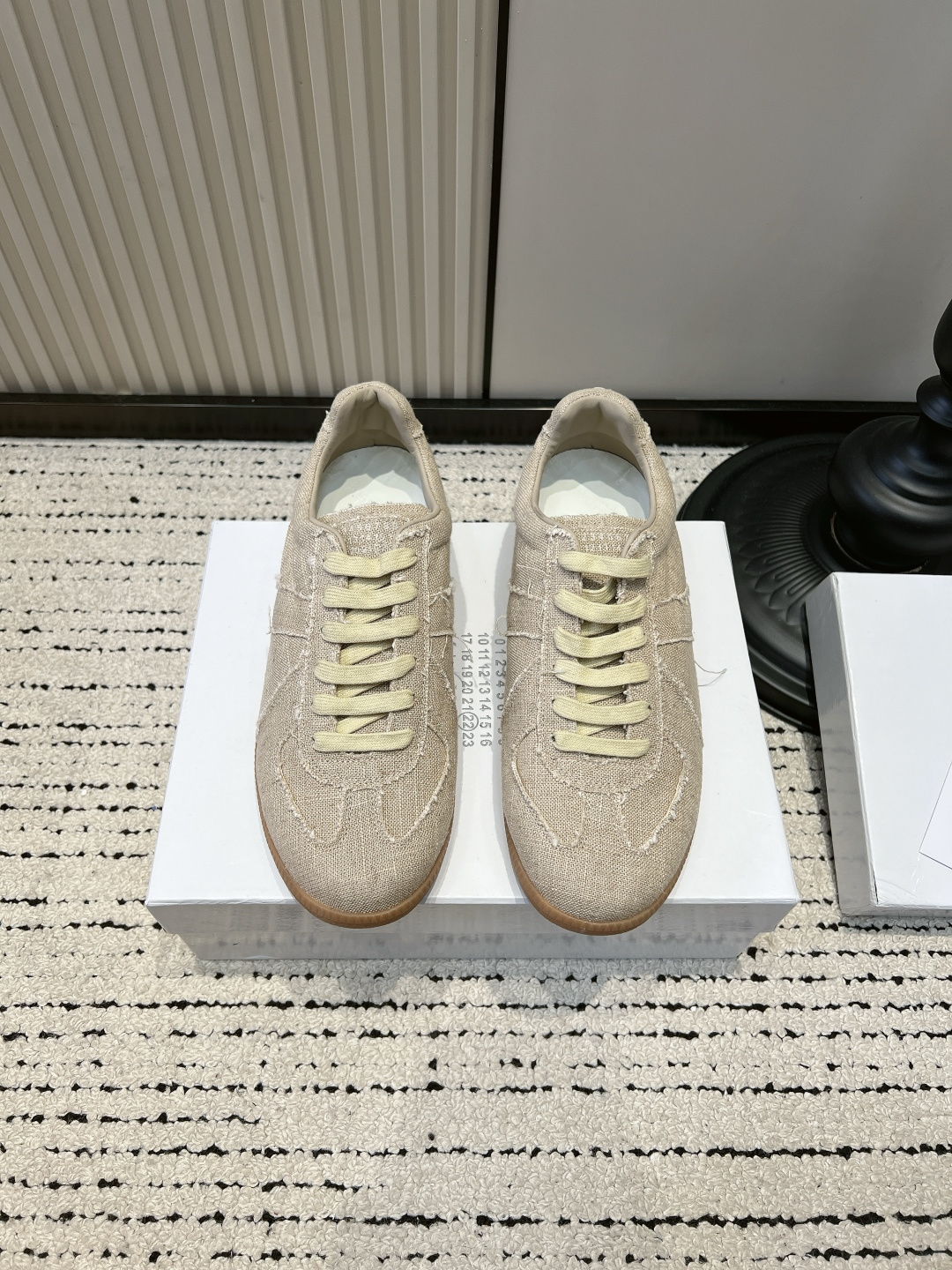 NO:899626,Maison Margiela retro moral training shoes for women 2026 new niche training shoes Who knows!  This pair of Dexun shoes directly touches my aesthetic taste. It is full of details. The raw rubber sole is soft, and the feet will not be sore after walking all day. The retro American Forrest Gump version is not picky about leg shape, and can be worn by small people. It is versatile for commuting, shopping, and wearing jeans and skirts. The low-saturated light color is gentle and durable, and can be worn in all seasons. It is lightweight and does not press on the feet. It is just needed for daily wear by lazy people. It does not conflict with the niche, and the texture is not inferior to that of the big-name Dexun. ■Canvas upper  ■Sheepskin lining ■Outsole Rubber outsole ■size35-44 (45.45.47 customized, non-refundable. 48.49.50. Customized 20), casual shoes/sports shoes, masion margiela, sneakers, skirts, jeans, sheepskin19860909马吉拉 Maison Margiela 复古德训鞋女2026新款小众训练鞋 谁懂啊！这双德训鞋直接戳中我的审美 细节拉满 生胶橡胶底软软的,暴走一天脚都不酸 复古美式阿甘版型,不挑腿型,小个子也能驾驭 通勤、逛街、配牛仔裤半身裙都巨百搭 低饱和浅色系温柔又耐看,春秋四季都能穿 轻便不压脚,日常懒人穿搭刚需鞋款 小众不撞款,质感完全不输大牌德训 ■鞋面帆布 ■内里羊皮 ■大底橡胶大底 ■size35-44（45.45.47定做不退换.48.49.50.定做20）,休闲鞋/运动鞋,masion margiela,sneakers,skirts,jeans,sheepskin,Women's Shoes
