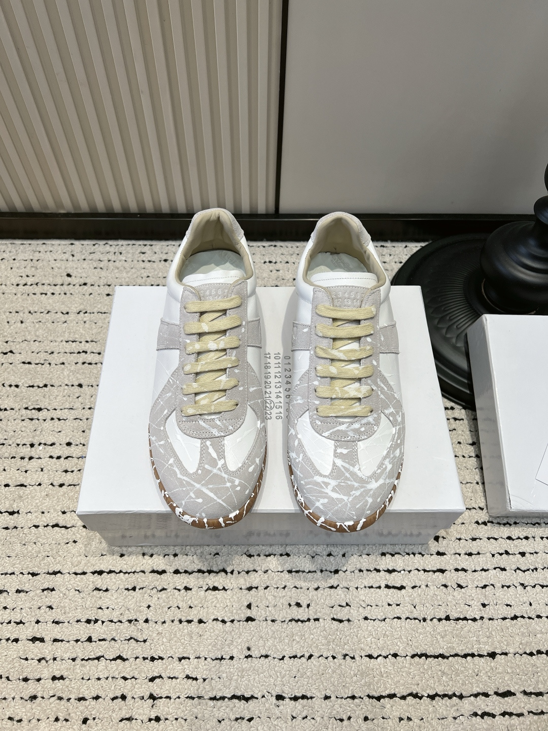 NO:899632,Maison Margiela old splash-ink moral training shoes have their own artistic sense!  The old Magirard training shoes made with splashes of ink are so recognizable. Who knows this pair of moral training shoes with its own hand-painted texture?  The shoe body is made with irregular white paint and ink splashing. Retro beige distressed shoelaces are matched with caramel raw rubber soles, which give a broken retro feel. Classic GAT narrow shoe shape, slimming the upper foot and modifying the foot shape, and not picking up the leg shape at all. It is different from the basic solid color moral training, and the splashed ink design is niche and does not conflict with the style. It is great for wearing and taking photos. Soft elastic raw rubber sole, the feet will not be sore after walking and shopping all day, suitable for commuting and outings.  Light and gentle color matching, it goes well with jeans, skirts and suits. Men and women of the same style are suitable for couples ■size 35-44 (45.46 is custom-made and non-refundable), casual shoes/sports shoes, masion margiela, sneakers, skirts, jeans, business suit19860909Maison Margiela马吉拉做旧泼墨德训鞋 自带艺术感！泼墨做旧马吉拉德训鞋太有辨识度 谁懂这双自带手绘肌理的德训鞋！ 鞋身不规则白漆泼墨做旧工艺 复古米黄做旧鞋带搭配焦糖生胶底,破碎复古感直接拉满 经典GAT窄鞋型,上脚显瘦修饰脚型,完全不挑腿型 区别基础款纯色德训,泼墨设计小众不撞款,穿搭拍照巨出片 软弹生胶底,暴走逛街一整天脚不酸,通勤出游都适配 浅调温柔配色,搭配牛仔裤、半身裙、西装都很有调性,男女同款情侣可入 ■size35-44（45.46定做不退换）,休闲鞋/运动鞋,masion margiela,sneakers,skirts,jeans,business suit,Women's Shoes