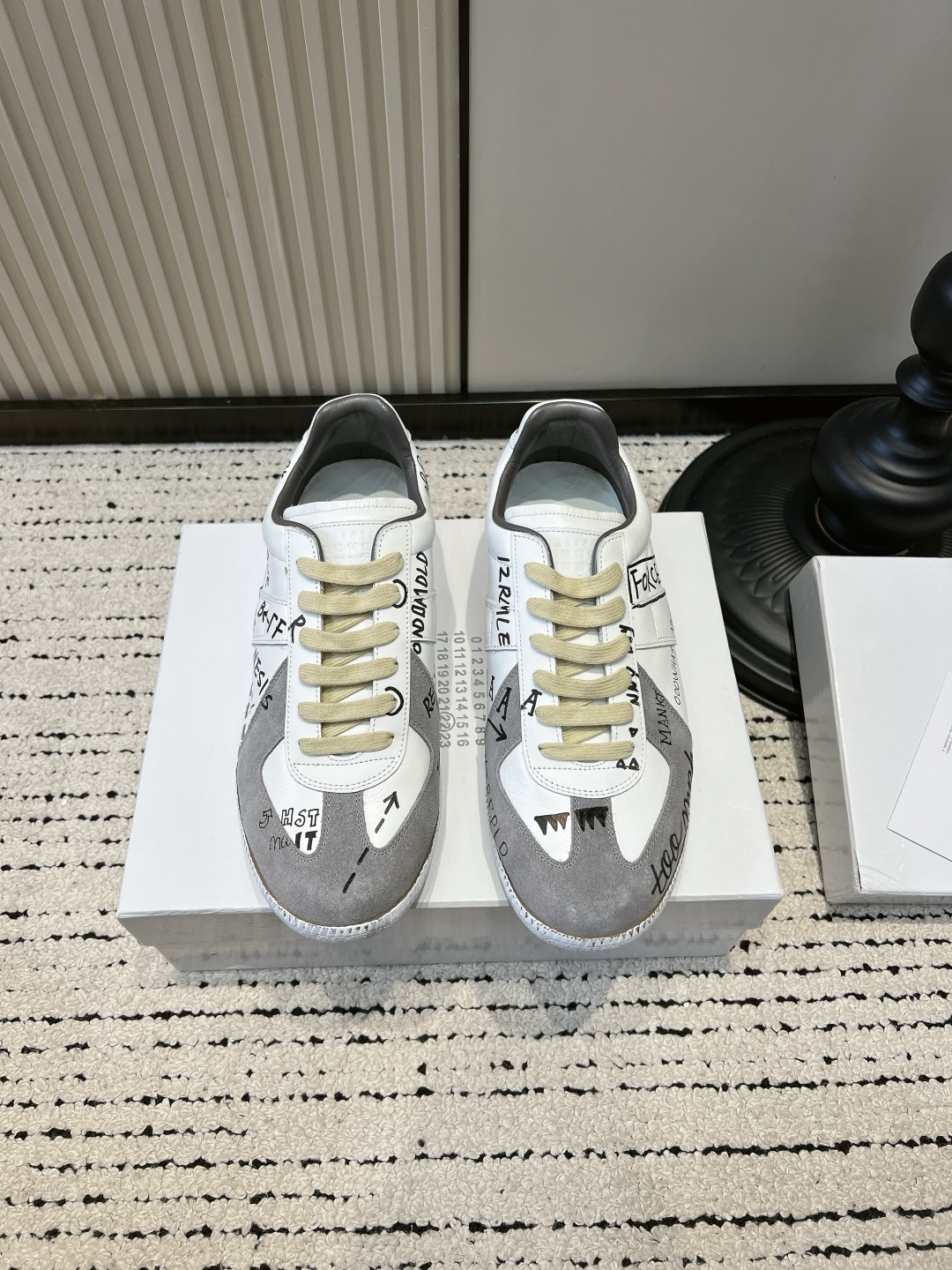 NO:899639,Maison Margiela Maison Margiela hand-painted graffiti distressed letter moral training shoes with a sense of art!  The hand-painted distressed Magirard training shoes are so recognizable. Who knows this pair of moral training shoes with its own hand-painted texture?  The shoe body is made with irregular white paint and ink splashing. Retro beige distressed shoelaces are matched with caramel raw rubber soles, which give a broken retro feel. Classic GAT narrow shoe shape, slimming the upper foot and modifying the foot shape, and not picking up the leg shape at all. It is different from the basic solid color moral training, and the splashed ink design is niche and does not conflict with the style. It is great for wearing and taking photos. Soft elastic raw rubber sole, the feet will not be sore after walking and shopping all day, suitable for commuting and outings.  Light and gentle color matching, it goes well with jeans, skirts and suits. Men and women of the same style are suitable for couples ■size 35-44 (45.46 is custom-made and non-refundable), casual shoes/sports shoes, masion margiela, sneakers, skirts, jeans, business suit19860909Maison Margiela马吉拉手绘涂鸦做旧字母德训鞋 自带艺术感！手绘做旧马吉拉德训鞋太有辨识度 谁懂这双自带手绘肌理的德训鞋！ 鞋身不规则白漆泼墨做旧工艺 复古米黄做旧鞋带搭配焦糖生胶底,破碎复古感直接拉满 经典GAT窄鞋型,上脚显瘦修饰脚型,完全不挑腿型 区别基础款纯色德训,泼墨设计小众不撞款,穿搭拍照巨出片 软弹生胶底,暴走逛街一整天脚不酸,通勤出游都适配 浅调温柔配色,搭配牛仔裤、半身裙、西装都很有调性,男女同款情侣可入 ■size35-44（45.46定做不退换）,休闲鞋/运动鞋,masion margiela,sneakers,skirts,jeans,business suit,Women's Shoes