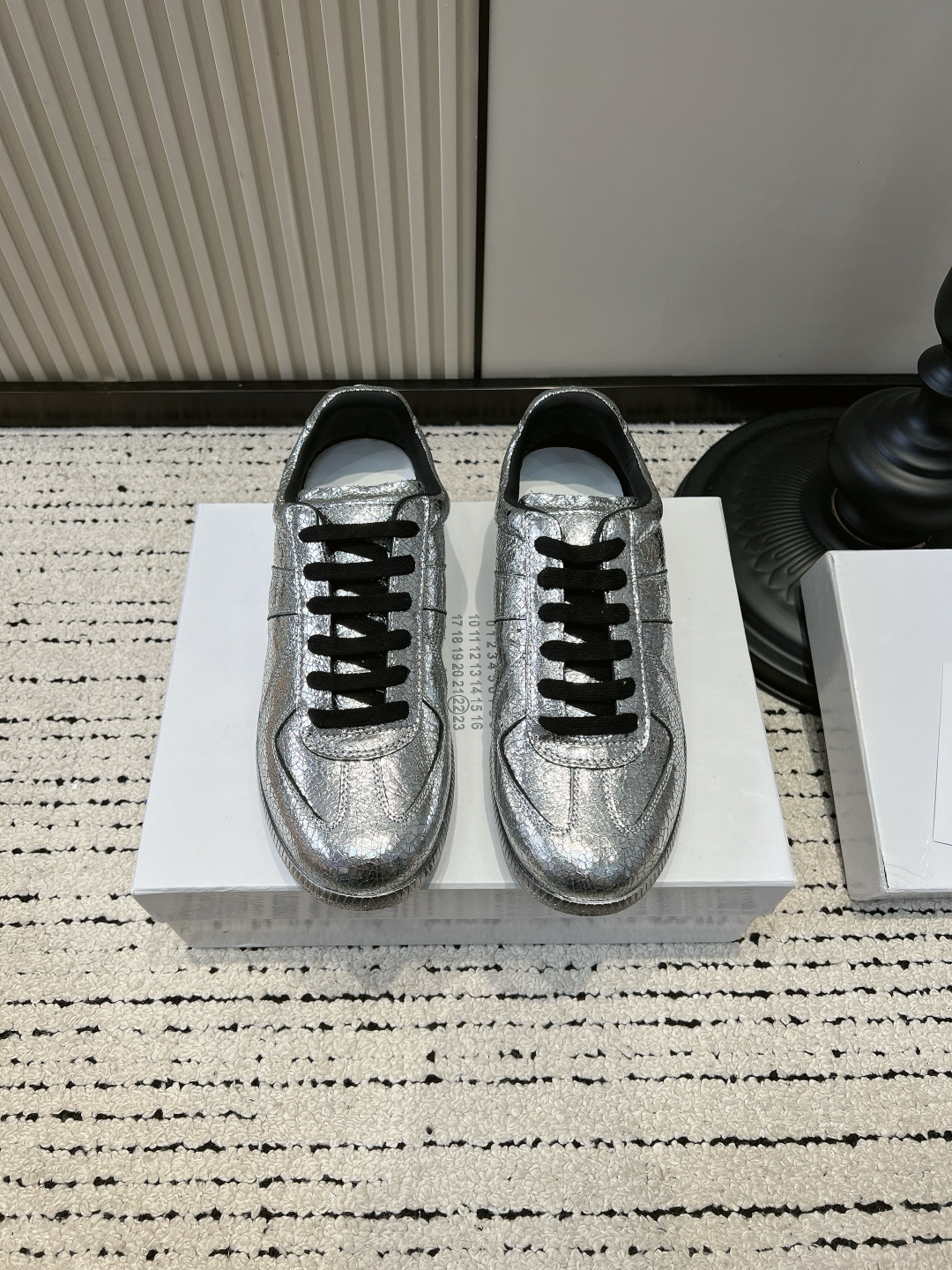NO:899646,Maison Margiela retro moral training shoes for women 2026 new crackle leather niche training shoes Who knows!  This pair of color-blocked De Xun shoes directly hit my aesthetic taste. The small dark brown leather label on the heel is full of details. The raw rubber sole is soft, and the feet will not be sore after walking all day long. The retro American Forrest Gump version is not picky about the leg shape, and can be worn by small people. It is versatile for commuting, shopping, and wearing jeans and skirts. The low-saturated light color is gentle and durable, and can be worn in all seasons. It is lightweight and does not press on the feet. It is a must-have shoe for lazy people in daily wear.  It is not a niche model, and its texture is not inferior to that of big-name brands ■Cracked leather upper ■Sheepskin lining ■Outsole Rubber outsole ■size35-44 (45.45.47 custom-made, non-returnable. 48.49.50. Custom-made 20), casual shoes/sports shoes, masion margiela, sneakers, skirts, jeans, sheepskin19860909马吉拉 Maison Margiela 复古德训鞋女2026新款裂纹皮小众训练鞋 谁懂啊！这双拼色德训鞋直接戳中我的审美 后跟深棕小皮标细节拉满 生胶橡胶底软软的,暴走一天脚都不酸 复古美式阿甘版型,不挑腿型,小个子也能驾驭 通勤、逛街、配牛仔裤半身裙都巨百搭 低饱和浅色系温柔又耐看,春秋四季都能穿 轻便不压脚,日常懒人穿搭刚需鞋款 小众不撞款,质感完全不输大牌德训 ■鞋面裂纹皮 ■内里羊皮 ■大底橡胶大底 ■size35-44（45.45.47定做不退换.48.49.50.定做20）,休闲鞋/运动鞋,masion margiela,sneakers,skirts,jeans,sheepskin,Women's Shoes