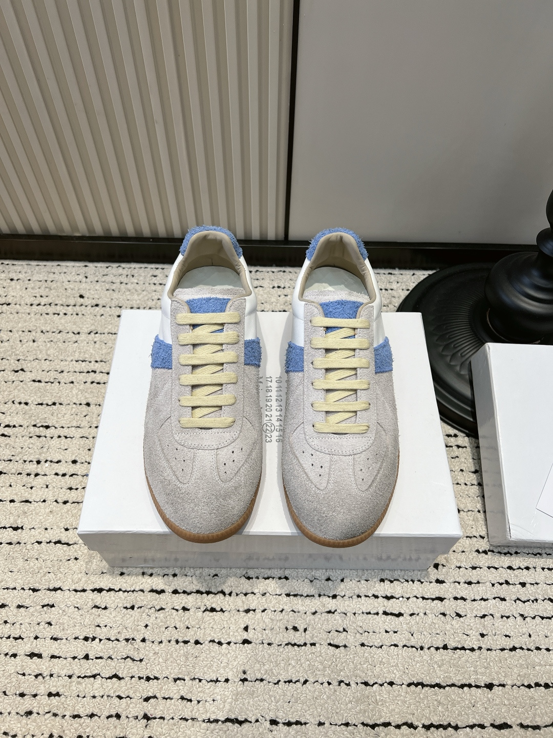 NO:899653,Maison Margiela retro moral training shoes for women 2026 new niche training shoes Who knows!  This pair of color-blocked De Xun shoes directly hit my aesthetic taste. The small dark brown leather label on the heel is full of details. The raw rubber sole is soft, and the feet will not be sore after walking all day long. The retro American Forrest Gump version is not picky about the leg shape, and can be worn by small people. It is versatile for commuting, shopping, and wearing jeans and skirts. The low-saturated light color is gentle and durable, and can be worn in all seasons. It is lightweight and does not press on the feet. It is a must-have shoe for lazy people in daily wear.  It is not a niche model, and its texture is not inferior to that of big-name brands. ■Nubuck leather upper ■Sheepskin lining ■Rubber outsole ■size35-44 (45.45.47 custom-made, non-refundable. 48.49.50. Custom-made 20), casual shoes/sports shoes, masion margiela, sneakers, skirts, jeans, sheepskin19860909马吉拉 Maison Margiela 复古德训鞋女2026新款小众训练鞋 谁懂啊！这双拼色德训鞋直接戳中我的审美 后跟深棕小皮标细节拉满 生胶橡胶底软软的,暴走一天脚都不酸 复古美式阿甘版型,不挑腿型,小个子也能驾驭 通勤、逛街、配牛仔裤半身裙都巨百搭 低饱和浅色系温柔又耐看,春秋四季都能穿 轻便不压脚,日常懒人穿搭刚需鞋款 小众不撞款,质感完全不输大牌德训 ■鞋面磨砂皮 ■内里羊皮 ■大底橡胶大底 ■size35-44（45.45.47定做不退换.48.49.50.定做20）,休闲鞋/运动鞋,masion margiela,sneakers,skirts,jeans,sheepskin,Women's Shoes