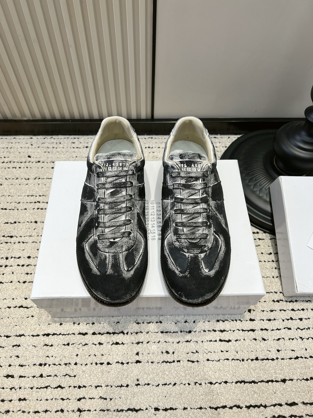 NO:899659,Maison Margiela retro moral training shoes for women 2026 new old and polished niche training shoes Who knows!  This pair of color-blocked De Xun shoes directly hit my aesthetic taste. The small dark brown leather label on the heel is full of details. The raw rubber sole is soft, and the feet will not be sore after walking all day long. The retro American Forrest Gump version is not picky about the leg shape, and can be worn by small people. It is versatile for commuting, shopping, and wearing jeans and skirts. The low-saturated light color is gentle and durable, and can be worn in all seasons. It is lightweight and does not press on the feet. It is a must-have shoe for lazy people in daily wear.  It is not a niche model, and its texture is not inferior to that of big-name brands. ■Nubuck leather upper ■Sheepskin lining ■Rubber outsole ■size35-44 (45.45.47 custom-made, non-returnable. 48.49.50. Custom-made 20), casual shoes/sports shoes, masion margiela, sneakers, skirts, jeans, sheepskin19860909马吉拉 Maison Margiela 复古德训鞋女2026新款做旧擦色小众训练鞋 谁懂啊！这双拼色德训鞋直接戳中我的审美 后跟深棕小皮标细节拉满 生胶橡胶底软软的,暴走一天脚都不酸 复古美式阿甘版型,不挑腿型,小个子也能驾驭 通勤、逛街、配牛仔裤半身裙都巨百搭 低饱和浅色系温柔又耐看,春秋四季都能穿 轻便不压脚,日常懒人穿搭刚需鞋款 小众不撞款,质感完全不输大牌德训 ■鞋面磨砂皮 ■内里羊皮 ■大底橡胶大底 ■size35-44（45.45.47定做不退换.48.49.50.定做20）,休闲鞋/运动鞋,masion margiela,sneakers,skirts,jeans,sheepskin,Women's Shoes