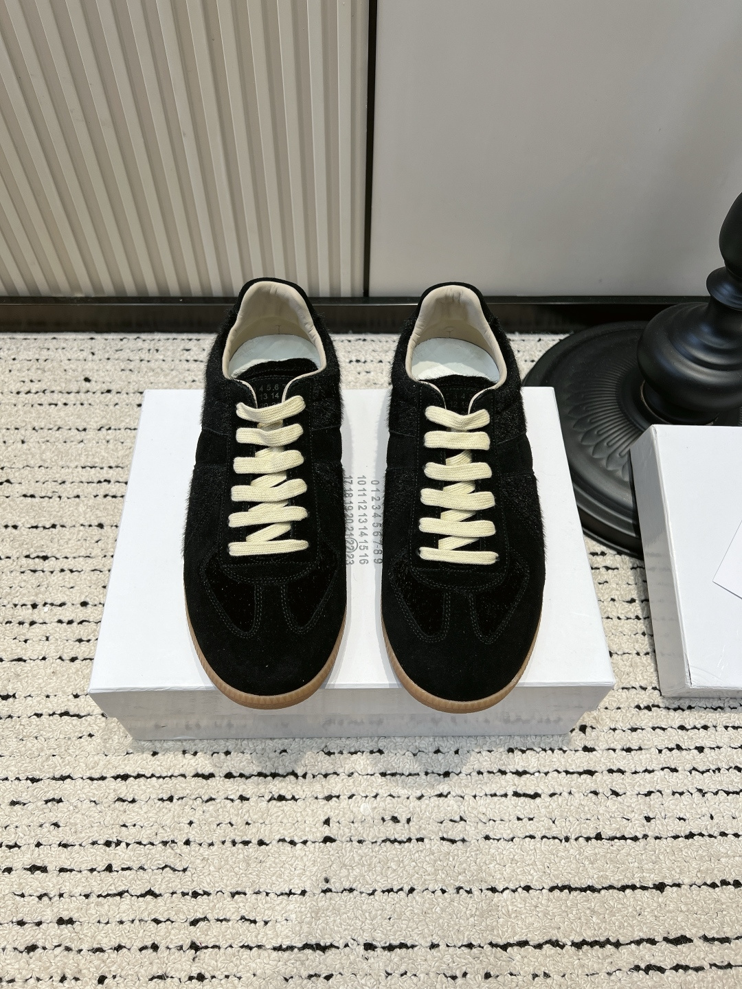 NO:899669,Maison Margiela retro moral training shoes for women 2026 new niche training shoes Who knows!  This pair of color-blocked De Xun shoes directly hit my aesthetic taste. The small dark brown leather label on the heel is full of details. The raw rubber sole is soft, and the feet will not be sore after walking all day long. The retro American Forrest Gump version is not picky about the leg shape, and can be worn by small people. It is versatile for commuting, shopping, and wearing jeans and skirts. The low-saturated light color is gentle and durable, and can be worn in all seasons. It is lightweight and does not press on the feet. It is a must-have shoe for lazy people in daily wear.  It is not a niche model, and its texture is not inferior to that of big-name brands. ■Nubuck leather upper ■Sheepskin lining ■Rubber outsole ■size35-44 (45.45.47 custom-made, non-returnable. 48.49.50. Custom-made 20), casual shoes/sports shoes, masion margiela, sneakers, skirts, jeans, sheepskin19860909马吉拉 Maison Margiela 复古德训鞋女2026新款小众训练鞋 谁懂啊！这双拼色德训鞋直接戳中我的审美 后跟深棕小皮标细节拉满 生胶橡胶底软软的,暴走一天脚都不酸 复古美式阿甘版型,不挑腿型,小个子也能驾驭 通勤、逛街、配牛仔裤半身裙都巨百搭 低饱和浅色系温柔又耐看,春秋四季都能穿 轻便不压脚,日常懒人穿搭刚需鞋款 小众不撞款,质感完全不输大牌德训 ■鞋面磨砂皮 ■内里羊皮 ■大底橡胶大底 ■size35-44（45.45.47定做不退换.48.49.50.定做20）,休闲鞋/运动鞋,masion margiela,sneakers,skirts,jeans,sheepskin,Women's Shoes