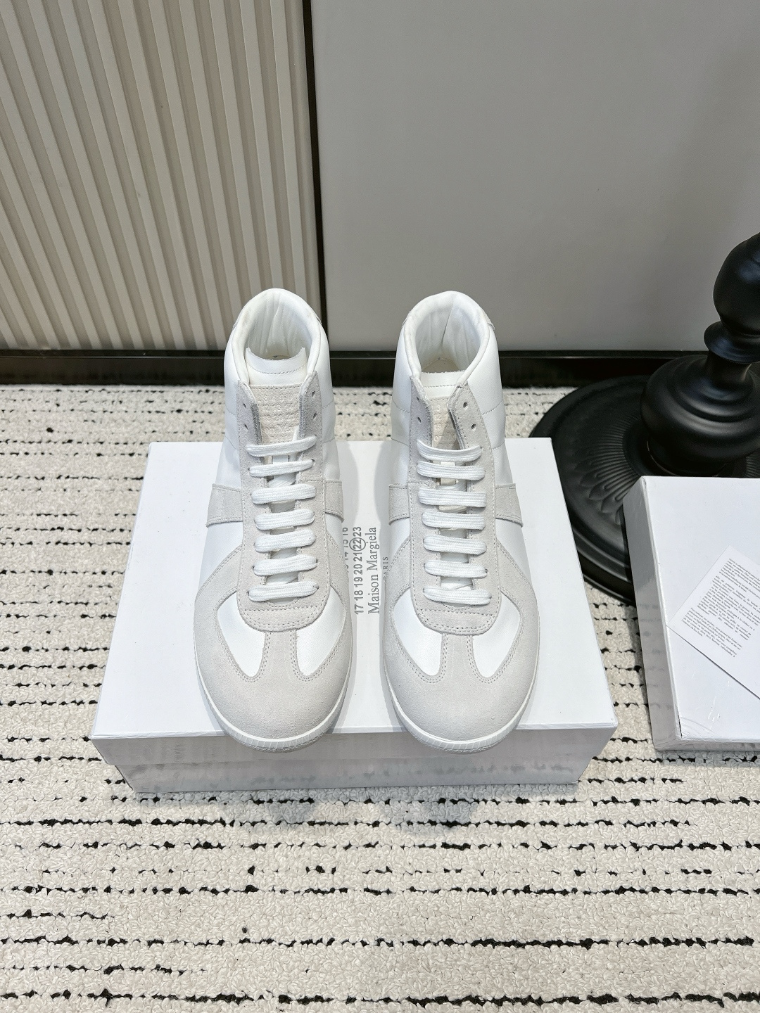 NO:899677,Maison Margiela Margiela High-top training shoes, retro high-top Forrest shoes, casual sneakers for couples, the king of retro in autumn and winter | Margiela High-top training shoes are so awesome, high-top moral training that directly fills the atmosphere of autumn and winter!  The double-layer leather texture is exquisite and high-end. Retro beige distressed shoelaces neutralize dark dullness and have a perfect retro tone. Classic caramel rubber outsole is non-slip and wear-resistant, and the soft sole will not tire your feet all day long. The high-top version wraps around the ankle and is perfect for windbreakers, leather jackets and jeans in autumn. The narrow and long toe box modifies the foot shape, making the upper foot slimmer and not bloated. The same style for men and women can be used as couple shoes.  The all-leather fabric is stain-resistant and easy to take care of. It is great for daily commuting and store visits in autumn and winter. ■Nubuck leather upper ■Sheepskin lining ■Rubber outsole ■size 35-44 (45.46 is custom-made and non-returnable), casual shoes/sports shoes, masion margiela, sneakers, jeans, leather jacket, cowhide, sheepskin19860909Maison Margiela 马吉拉 高拉德训鞋复古高帮阿甘鞋情侣休闲板鞋 秋冬复古王者｜马吉拉高拉德训太绝 秋冬氛围感直接拉满的高帮德训！ 双层皮革质感细腻高级 复古米黄色做旧鞋带,中和深色沉闷,复古调性拿捏到位 经典焦糖生胶大底,防滑耐磨,软底暴走一整天不累脚 高帮版型包裹脚踝,秋天搭风衣、皮衣、牛仔裤巨适配 窄长鞋头修饰脚型,上脚显瘦不臃肿,男女同款可做情侣鞋 全皮面料耐脏好打理,秋冬日常通勤、探店拍照都很出片 ■鞋面牛皮磨砂皮 ■内里羊皮 ■大底橡胶大底 ■size35-44（45.46定做不退换）,休闲鞋/运动鞋,masion margiela,sneakers,jeans,leather jacket,cowhide,sheepskin,Women's Shoes