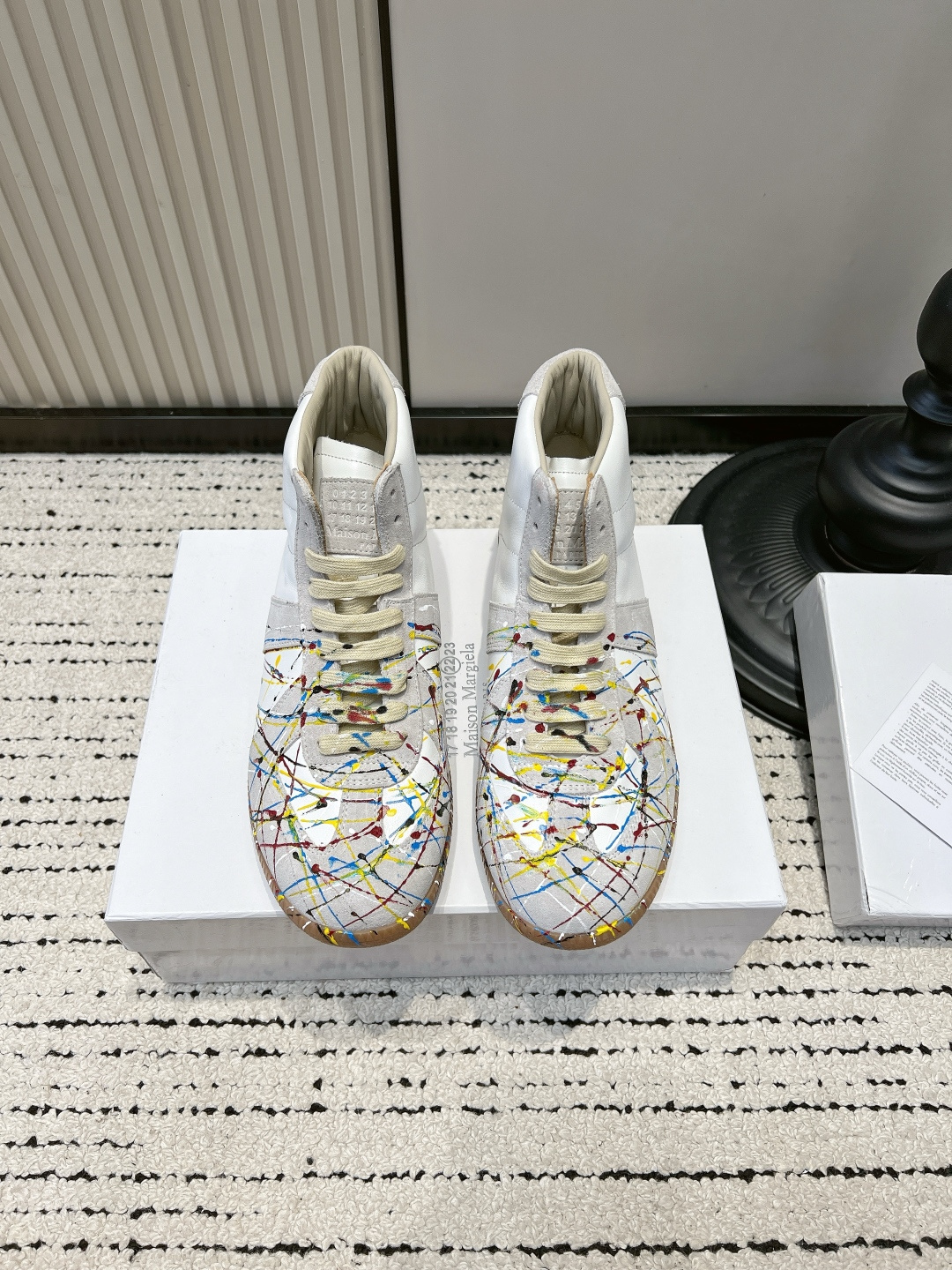 NO:899685,Maison Margiela Margiela Golade training shoes, graffiti retro high-top Forrest shoes, casual sneakers for couples, the king of autumn and winter retro | Graffiti style Margiela Golade trainers are amazing. High-top moral trainers that directly fill the autumn and winter atmosphere!  The double-layer leather texture is exquisite and high-end. Retro beige distressed shoelaces neutralize dark dullness and have a perfect retro tone. Classic caramel rubber outsole is non-slip and wear-resistant, and the soft sole will not tire your feet all day long. The high-top version wraps around the ankle and is perfect for windbreakers, leather jackets and jeans in autumn. The narrow and long toe box modifies the foot shape, making the upper foot slimmer and not bloated. The same style for men and women can be used as couple shoes.  The all-leather fabric is stain-resistant and easy to take care of. It is great for daily commuting and store visits in autumn and winter. ■Nubuck leather upper ■Sheepskin lining ■Rubber outsole ■size 35-44 (45.46 is custom-made and non-returnable), casual shoes/sports shoes, masion margiela, sneakers, jeans, leather jacket, cowhide, sheepskin19860909Maison Margiela 马吉拉 高拉德训鞋涂鸦复古高帮阿甘鞋情侣休闲板鞋 秋冬复古王者｜涂鸦款马吉拉高拉德训太绝 秋冬氛围感直接拉满的高帮德训！ 双层皮革质感细腻高级 复古米黄色做旧鞋带,中和深色沉闷,复古调性拿捏到位 经典焦糖生胶大底,防滑耐磨,软底暴走一整天不累脚 高帮版型包裹脚踝,秋天搭风衣、皮衣、牛仔裤巨适配 窄长鞋头修饰脚型,上脚显瘦不臃肿,男女同款可做情侣鞋 全皮面料耐脏好打理,秋冬日常通勤、探店拍照都很出片 ■鞋面牛皮磨砂皮 ■内里羊皮 ■大底橡胶大底 ■size35-44（45.46定做不退换）,休闲鞋/运动鞋,masion margiela,sneakers,jeans,leather jacket,cowhide,sheepskin,Women's Shoes