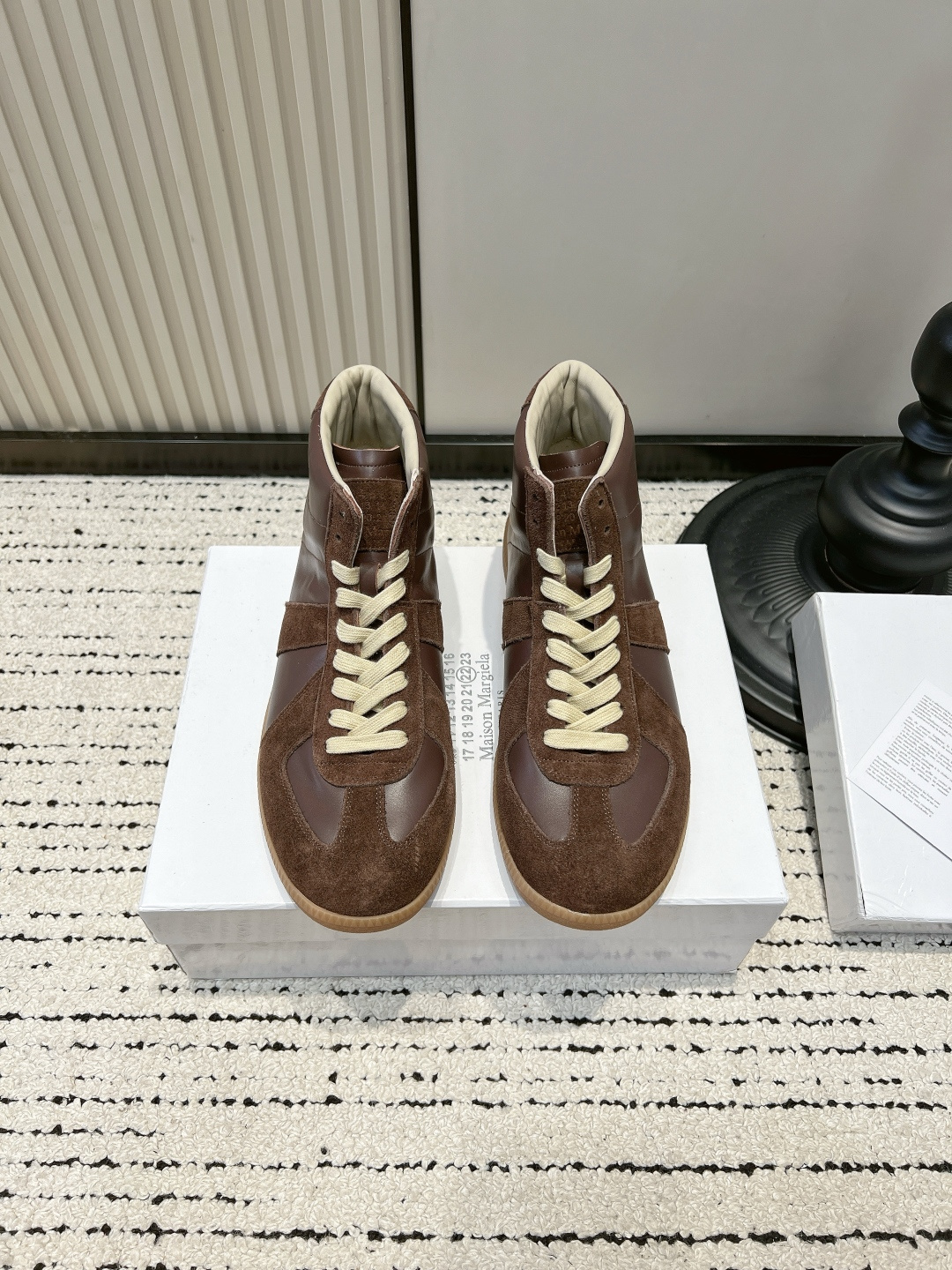 NO:899692,Maison Margiela Margiela High-top training shoes, retro high-top Forrest shoes, casual sneakers for couples, the king of retro in autumn and winter | Margiela High-top training shoes are so awesome, high-top moral training that directly fills the atmosphere of autumn and winter!  The double-layer leather texture is exquisite and high-end. Retro beige distressed shoelaces neutralize dark dullness and have a perfect retro tone. Classic caramel rubber outsole is non-slip and wear-resistant, and the soft sole will not tire your feet all day long. The high-top version wraps around the ankle and is perfect for windbreakers, leather jackets and jeans in autumn. The narrow and long toe box modifies the foot shape, making the upper foot slimmer and not bloated. The same style for men and women can be used as couple shoes.  The all-leather fabric is stain-resistant and easy to take care of. It is great for daily commuting and store visits in autumn and winter. ■Nubuck leather upper ■Sheepskin lining ■Rubber outsole ■size 35-44 (45.46 is custom-made and non-returnable), casual shoes/sports shoes, masion margiela, sneakers, jeans, leather jacket, cowhide, sheepskin19860909Maison Margiela 马吉拉 高拉德训鞋复古高帮阿甘鞋情侣休闲板鞋 秋冬复古王者｜马吉拉高拉德训太绝 秋冬氛围感直接拉满的高帮德训！ 双层皮革质感细腻高级 复古米黄色做旧鞋带,中和深色沉闷,复古调性拿捏到位 经典焦糖生胶大底,防滑耐磨,软底暴走一整天不累脚 高帮版型包裹脚踝,秋天搭风衣、皮衣、牛仔裤巨适配 窄长鞋头修饰脚型,上脚显瘦不臃肿,男女同款可做情侣鞋 全皮面料耐脏好打理,秋冬日常通勤、探店拍照都很出片 ■鞋面牛皮磨砂皮 ■内里羊皮 ■大底橡胶大底 ■size35-44（45.46定做不退换）,休闲鞋/运动鞋,masion margiela,sneakers,jeans,leather jacket,cowhide,sheepskin,Women's Shoes