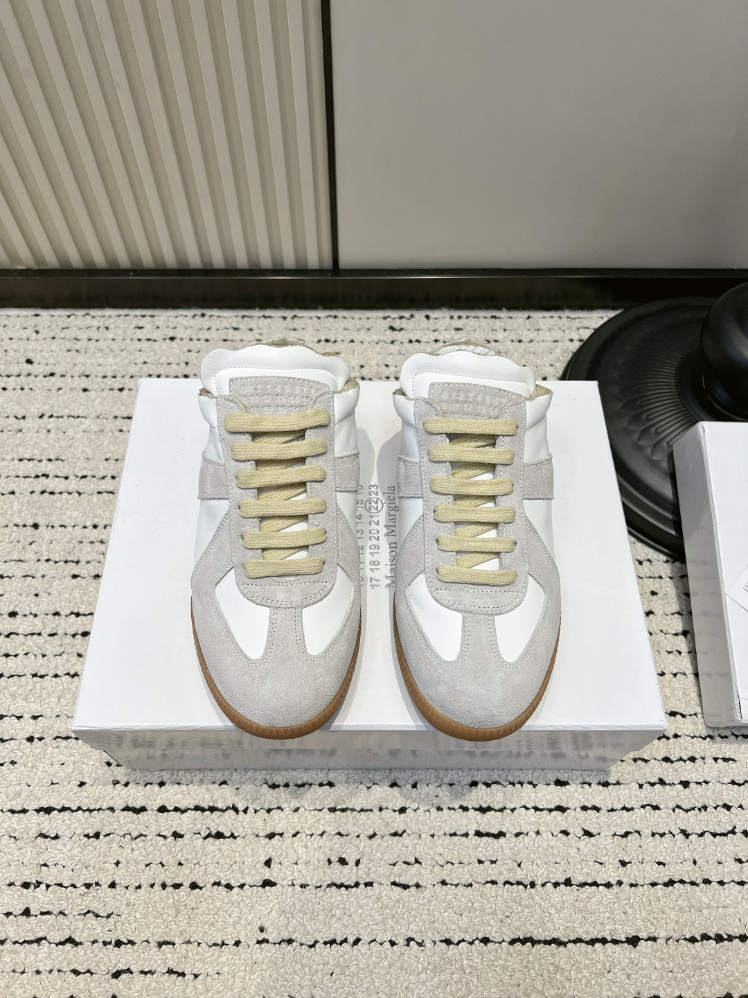NO:899698,Maison Margiela retro moral training shoes for women 2026 new half-drag niche training shoes Who knows!  This pair of color-blocked De Xun shoes directly hit my aesthetic taste. The small dark brown leather label on the heel is full of details. The raw rubber sole is soft, and the feet will not be sore after walking all day long. The retro American Forrest Gump version is not picky about the leg shape, and can be worn by small people. It is versatile for commuting, shopping, and wearing jeans and skirts. The low-saturated light color is gentle and durable, and can be worn in all seasons. It is lightweight and does not press on the feet. It is a must-have shoe for lazy people in daily wear.  It is not a niche model, and its texture is not inferior to that of big-name brands. ■Nubuck leather upper ■Sheepskin lining ■Rubber outsole ■size35-44 (45.45.47 custom-made, non-returnable. 48.49.50. Custom-made 20), casual shoes/sports shoes, masion margiela, sneakers, skirts, jeans, sheepskin19860909马吉拉 Maison Margiela 复古德训鞋女2026新款半拖小众训练鞋 谁懂啊！这双拼色德训鞋直接戳中我的审美 后跟深棕小皮标细节拉满 生胶橡胶底软软的,暴走一天脚都不酸 复古美式阿甘版型,不挑腿型,小个子也能驾驭 通勤、逛街、配牛仔裤半身裙都巨百搭 低饱和浅色系温柔又耐看,春秋四季都能穿 轻便不压脚,日常懒人穿搭刚需鞋款 小众不撞款,质感完全不输大牌德训 ■鞋面磨砂皮 ■内里羊皮 ■大底橡胶大底 ■size35-44（45.45.47定做不退换.48.49.50.定做20）,休闲鞋/运动鞋,masion margiela,sneakers,skirts,jeans,sheepskin,Women's Shoes