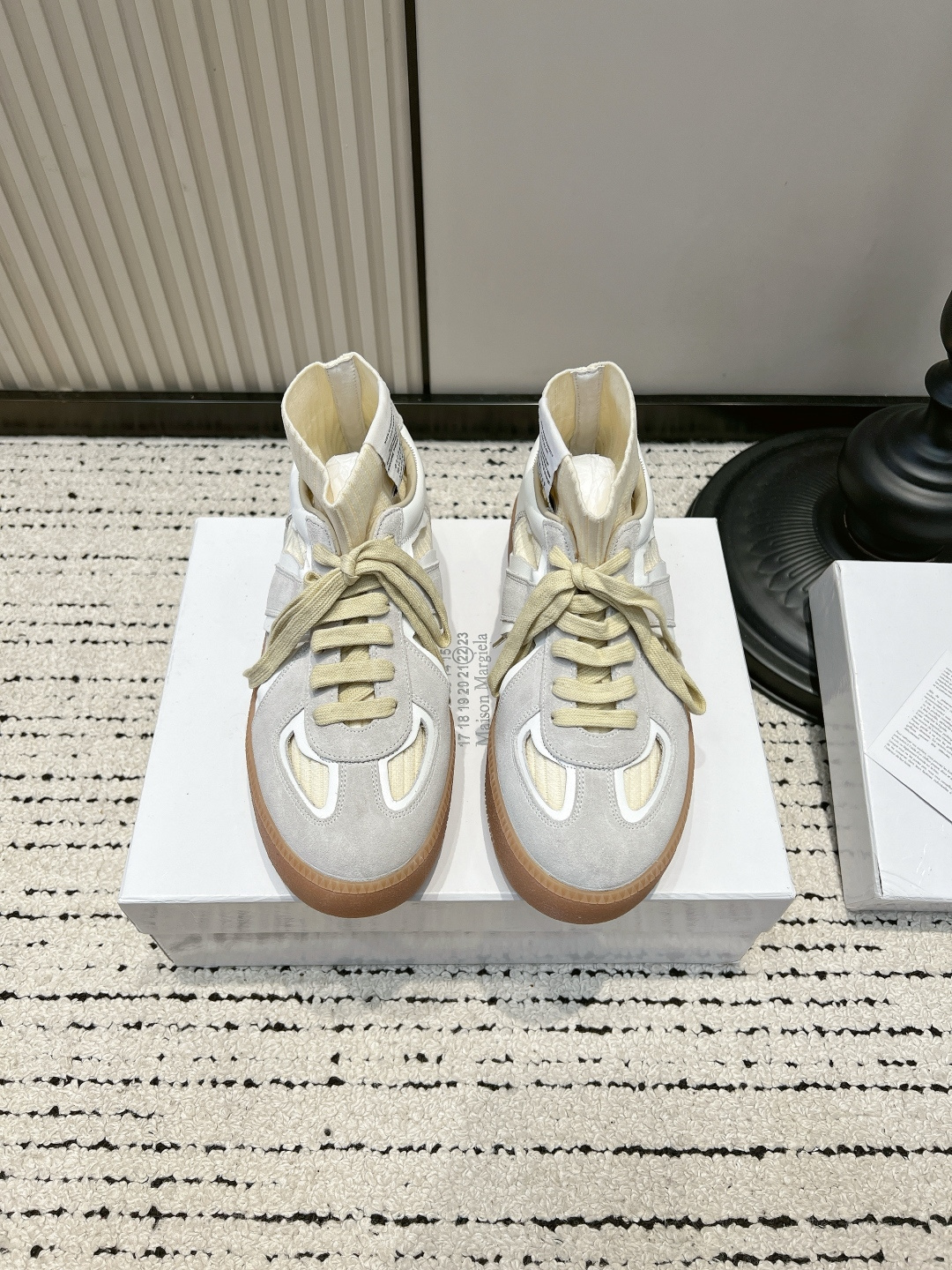 NO:899705,Maison Margiela Hollow Socks Moral Training Shoes Light Gray Suede Spliced ​​Raw Rubber Sole Breathable Casual Forrest Gump Shoes for Women Thick Sole Spring and Summer Breathable Ceiling!  Margiela hollow socks and moral training shoes are too gentle. I found a pair of Margiela moral training shoes specially designed for spring and summer!  Hollow leather + light gray suede stitching, built-in breathable holes without stuffiness. Built-in off-white knitted sock design, fits the ankle, soft and does not rub the feet. Creamy yellow distressed shoelaces + caramel rubber sole, low saturation color, gentle and clean. Classic GAT moral training narrow shoe shape, the upper foot is slim, and the perfect foot shape is improved. The hollow design has a niche design sense, which is different from ordinary basic moral training  Suitable for pairing with shorts, straight jeans, and skirts. It brings a Korean-style commuting atmosphere. The shoe body is light, and there is no pressure on the feet all day long when shopping and running around. The same style for men and women can be used as couple shoes. ■size 35-40, casual shoes/sports shoes, masion margiela, sneakers, skirts, shorts, jeans, chamois leather19860909Maison Margiela 马吉拉 镂空袜套德训鞋 浅灰麂皮拼接生胶底透气休闲阿甘鞋女 厚底 春夏透气天花板！马吉拉镂空袜套德训鞋太温柔 挖到一双专为春夏设计的马吉拉德训！ 镂空皮质+浅灰麂皮拼接,自带透气孔洞不闷脚 内置米白针织袜套设计,贴合脚踝,软乎乎不磨脚 奶黄做旧鞋带+焦糖生胶底,低饱和配色温柔干净 经典GAT德训窄鞋型,上脚显瘦,修饰脚型超绝 镂空设计自带小众设计感,区别普通基础德训 搭配短裤、直筒牛仔裤、半身裙都适配,韩系通勤氛围感拉满 鞋身轻盈,逛街暴走一整天脚都无压力,男女同款可做情侣鞋 ■size35-40,休闲鞋/运动鞋,masion margiela,sneakers,skirts,shorts,jeans,chamois leather,Women's Shoes