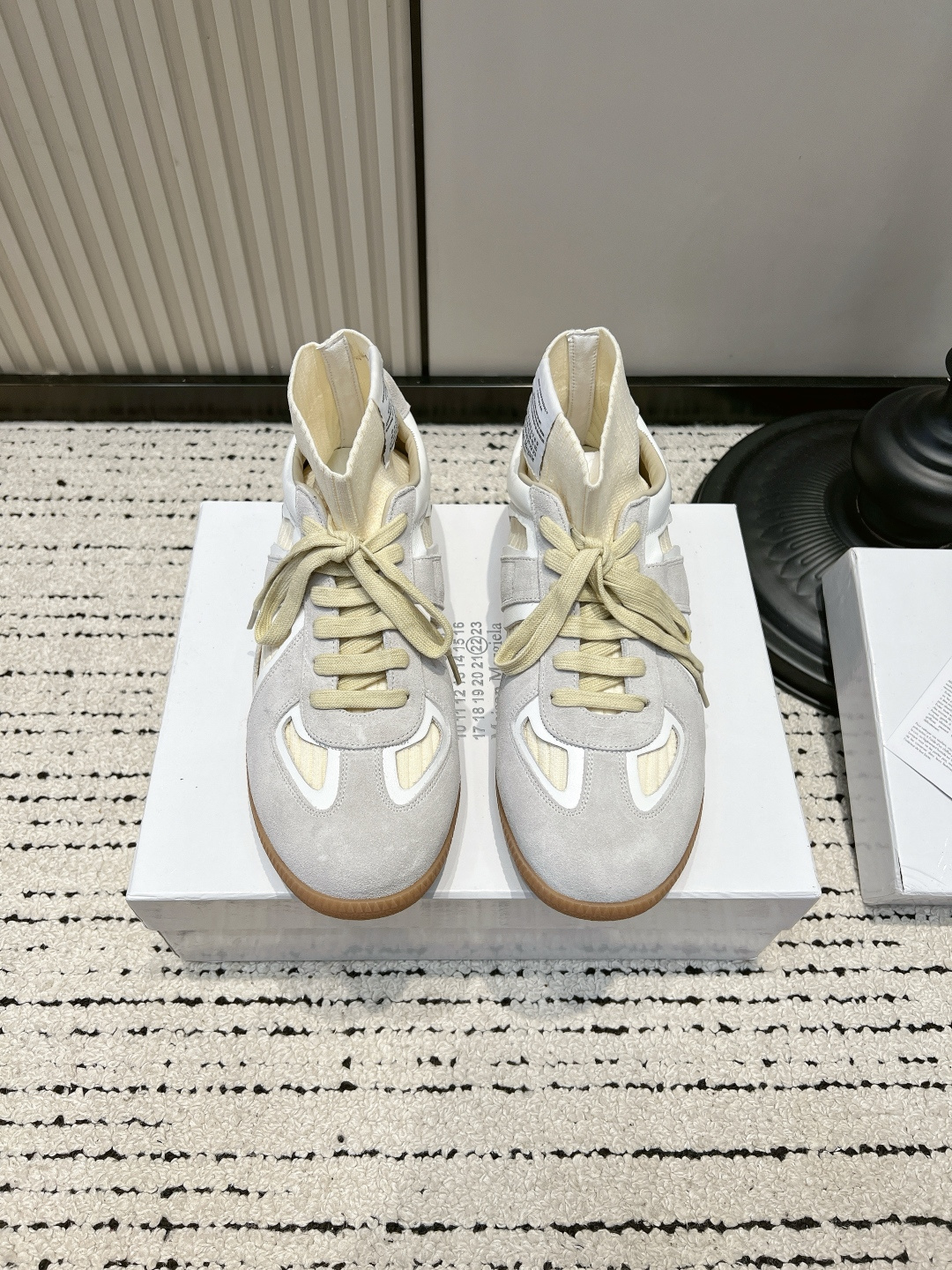 NO:899714,Maison Margiela Hollow Socks Moral Training Shoes Light Gray Suede Spliced ​​Raw Rubber Sole Breathable Casual Forrest Gump Shoes for Women Spring and Summer Breathable Ceiling!  Margiela hollow socks and moral training shoes are too gentle. I found a pair of Margiela moral training shoes specially designed for spring and summer!  Hollow leather + light gray suede stitching, built-in breathable holes without stuffiness. Built-in off-white knitted sock design, fits the ankle, soft and does not rub the feet. Creamy yellow distressed shoelaces + caramel rubber sole, low saturation color, gentle and clean. Classic GAT moral training narrow shoe shape, the upper foot is slim, and the perfect foot shape is improved. The hollow design has a niche design sense, which is different from ordinary basic moral training  Suitable for pairing with shorts, straight jeans, and skirts. It brings a Korean-style commuting atmosphere. The shoe body is light, and there is no pressure on the feet all day long when shopping and running around. The same style for men and women can be used as couple shoes. ■size35-44 (45.46. Customized, non-refundable), casual shoes/sports shoes, masion margiela, sneakers, skirts, shorts, jeans, chamois leather19860909Maison Margiela 马吉拉 镂空袜套德训鞋 浅灰麂皮拼接生胶底透气休闲阿甘鞋女 春夏透气天花板！马吉拉镂空袜套德训鞋太温柔 挖到一双专为春夏设计的马吉拉德训！ 镂空皮质+浅灰麂皮拼接,自带透气孔洞不闷脚 内置米白针织袜套设计,贴合脚踝,软乎乎不磨脚 奶黄做旧鞋带+焦糖生胶底,低饱和配色温柔干净 经典GAT德训窄鞋型,上脚显瘦,修饰脚型超绝 镂空设计自带小众设计感,区别普通基础德训 搭配短裤、直筒牛仔裤、半身裙都适配,韩系通勤氛围感拉满 鞋身轻盈,逛街暴走一整天脚都无压力,男女同款可做情侣鞋 ■size35-44（45.46.定做不退换）,休闲鞋/运动鞋,masion margiela,sneakers,skirts,shorts,jeans,chamois leather,Women's Shoes