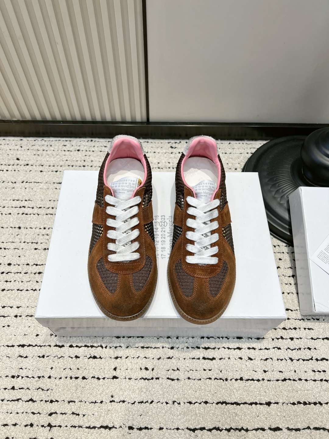 NO:899724,Maison Margiela Maison Margiela mesh moral training shoes, breathable splicing suede retro jogging shoes, thin-soled casual Forrest Gump shoes for women, spring and summer just need breathable moral training!  The margiela mesh model is so refreshing. I finally waited for the margiela training suit that is suitable for summer!  Full body breathable mesh + suede stitching, the upper foot is not stuffy at all. Niche sawtooth black rubber sole, retro jogging shoe style, soft and light when walking. Low saturation color matching is clean and durable, very versatile for daily commuting. A small piece of brown leather at the heel is the finishing touch, minimalist and high-end but not monotonous. Suitable for shorts, jeans, skirts, and sports suits. Thin soles are not bulky, so there is no pressure on the feet when walking around for a long time. Suitable for couples of both sexes.  Refreshing and breathable, all-purpose white shoes for spring and summer ■size35-44 (45.46 custom-made and non-returnable), casual shoes/sports shoes, masion margiela, sneakers, skirts, shorts, jeans, chamois leather19860909Maison Margiela 马吉拉 网面德训鞋透气拼接麂皮复古慢跑鞋薄底休闲阿甘鞋女 春夏刚需透气德训！马吉拉网面款太清爽 终于等到适合夏天穿的马吉拉德训！ 全身透气网布+麂皮拼接,上脚完全不闷脚 小众锯齿黑橡胶鞋底,复古慢跑鞋版型,走路软弹轻便 低饱和配色干净耐看,日常通勤巨百搭 后跟一小块棕皮细节点睛,极简高级不单调 搭配短裤、牛仔裤、半身裙、运动套装都适配 薄底不笨重,久逛暴走脚无压力,男女同款情侣可入 清爽透气感拉满,春夏穿搭万能小白鞋 ■size35-44（45.46定做不退换）,休闲鞋/运动鞋,masion margiela,sneakers,skirts,shorts,jeans,chamois leather,Women's Shoes