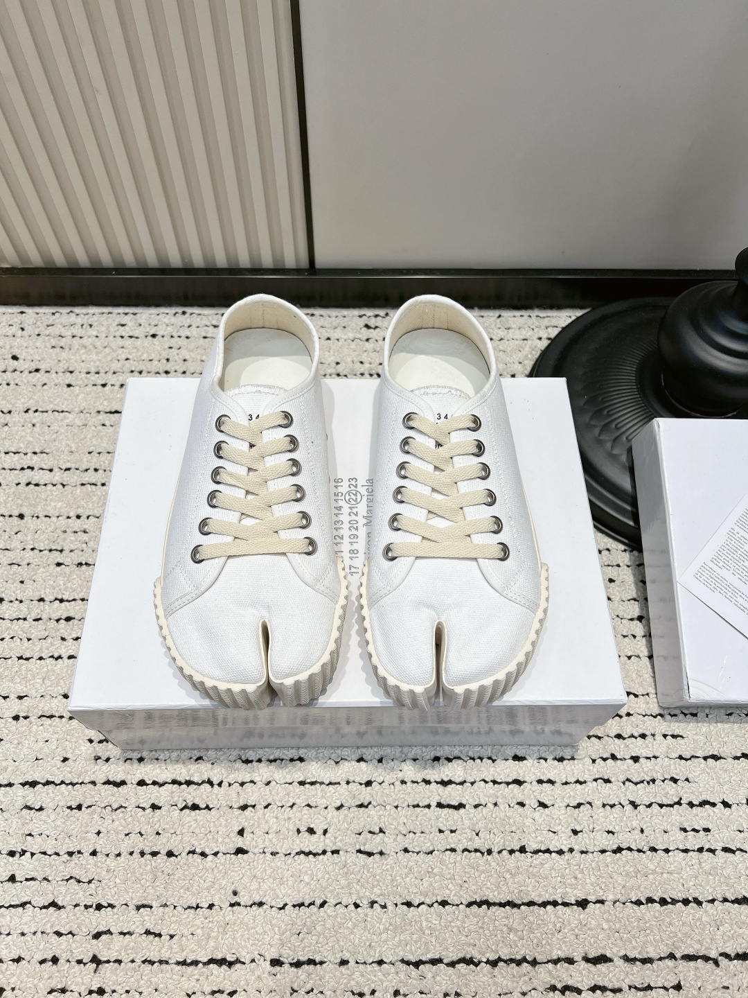 NO:899655,Maison Margiela Maison Margiela split-toe canvas shoes tabi ninja shoes are the life of a trendy person!  Margiela's split-toe shoes are so unique. Who can resist a pair of tabi split-toe shoes with a retro and broken feel?  Full of classic texture. Iconic horseshoe split-toe shoe shape, instantly recognizable and easy to wear when going out. Off-white thick hemp rope shoelaces, retro and street style. The silhouette modifies the ankle and looks great with overalls, wide-leg pants, and skirts. The canvas fabric is soft and does not wear on the feet. It is suitable for daily outings, store visits, and photo shoots. The same style for men and women, so couples can directly match the niche avant-garde outfits.  ■size35-44 (45.46 is custom-made and non-returnable), casual shoes/sports shoes, masion margiela, sneakers, skirts19860909Maison Margiela 马吉拉 分趾帆布鞋tabi忍者鞋 潮人本命！马吉拉分趾太有个性 谁能拒绝一双自带复古破碎感的tabi分趾鞋！ 经典肌理感拉满 标志性马蹄分趾鞋型,辨识度直接拉满,出门不撞款 米白粗麻绳鞋带,复古又街头 版型修饰脚踝,搭配工装裤、阔腿裤、半身裙都超有腔调 帆布面料柔软不磨脚,日常出街、探店、穿搭拍照巨出片 男女同款,情侣搭配直接拿捏小众先锋穿搭 ■size35-44（45.46定做不退换）,休闲鞋/运动鞋,masion margiela,sneakers,skirts,Women's Shoes