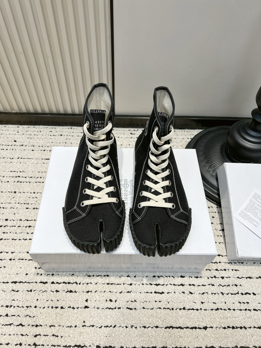 NO:899660,Maison Margiela Maison Margiela split-toe high-top canvas shoes tabi ninja shoes are the life of fashionistas!  Margiela split-toe high-top shoes are so unique. Who can resist a pair of tabi split-toe shoes with a retro and broken feel?  The classic distressed texture is full of texture. The iconic horseshoe split-toe shoe shape is immediately recognizable and will not conflict when you go out. Off-white thick hemp rope shoelaces, black and white contrasting colors are retro and street-level. The high-top version modifies the ankle and is very stylish when paired with overalls, wide-leg pants, and skirts. The canvas fabric is soft and does not wear on the feet. It is suitable for daily outings, store visits, and photo shoots. The same style for men and women, and couples can directly match the niche avant-garde outfits.  ■size35-44 (45.46 is custom-made and non-returnable), casual shoes/sports shoes, masion margiela, sneakers, skirts19860909Maison Margiela 马吉拉 分趾高帮帆布鞋tabi忍者鞋 潮人本命！马吉拉分趾高帮鞋太有个性 谁能拒绝一双自带复古破碎感的tabi分趾鞋！ 经典做旧肌理感拉满 标志性马蹄分趾鞋型,辨识度直接拉满,出门不撞款 米白粗麻绳鞋带,黑白撞色复古又街头 高帮版型修饰脚踝,搭配工装裤、阔腿裤、半身裙都超有腔调 帆布面料柔软不磨脚,日常出街、探店、穿搭拍照巨出片 男女同款,情侣搭配直接拿捏小众先锋穿搭 ■size35-44（45.46定做不退换）,休闲鞋/运动鞋,masion margiela,sneakers,skirts,Women's Shoes