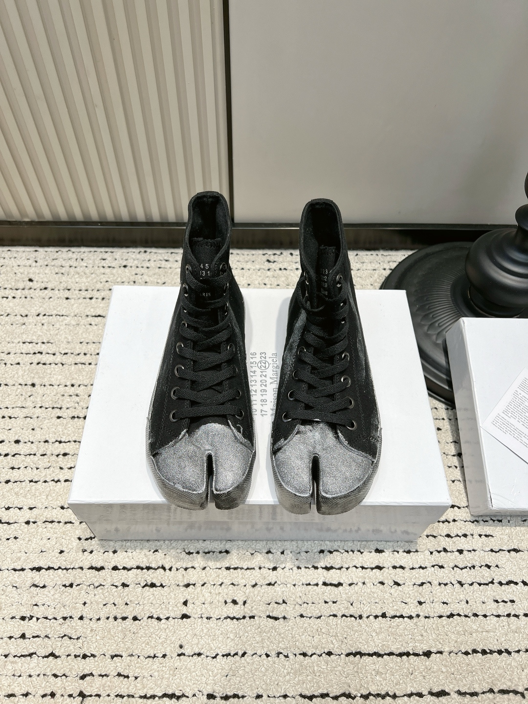 NO:899668,Maison Margiela split-toe high-top canvas shoes with old graffiti tabi ninja shoes are the life of a trendy person!  Margiela graffiti split-toe high-top shoes are so unique. Who can resist a pair of tabi split-toe shoes with a retro and broken feel?  The classic distressed texture is full of texture. The iconic horseshoe split-toe shoe shape is immediately recognizable and will not conflict when you go out. Off-white thick hemp rope shoelaces, black and white contrasting colors are retro and street-level. The high-top version modifies the ankle and is very stylish when paired with overalls, wide-leg pants, and skirts. The canvas fabric is soft and does not wear on the feet. It is suitable for daily outings, store visits, and photo shoots. The same style for men and women, and couples can directly match the niche avant-garde outfits.  ■size35-44 (45.46 is custom-made and non-returnable), casual shoes/sports shoes, masion margiela, sneakers, skirts19860909Maison Margiela 马吉拉 分趾高帮帆布鞋做旧涂鸦tabi忍者鞋 潮人本命！马吉拉涂鸦分趾高帮鞋太有个性 谁能拒绝一双自带复古破碎感的tabi分趾鞋！ 经典做旧肌理感拉满 标志性马蹄分趾鞋型,辨识度直接拉满,出门不撞款 米白粗麻绳鞋带,黑白撞色复古又街头 高帮版型修饰脚踝,搭配工装裤、阔腿裤、半身裙都超有腔调 帆布面料柔软不磨脚,日常出街、探店、穿搭拍照巨出片 男女同款,情侣搭配直接拿捏小众先锋穿搭 ■size35-44（45.46定做不退换）,休闲鞋/运动鞋,masion margiela,sneakers,skirts,Women's Shoes